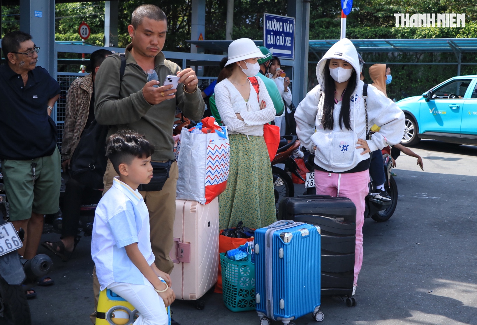 M&ugrave;ng 2 tết: Bến xe Miền T&acirc;y nhiều người lỉnh kỉnh qu&agrave; qu&ecirc; trở lại TP.HCM sớm - Ảnh 6.