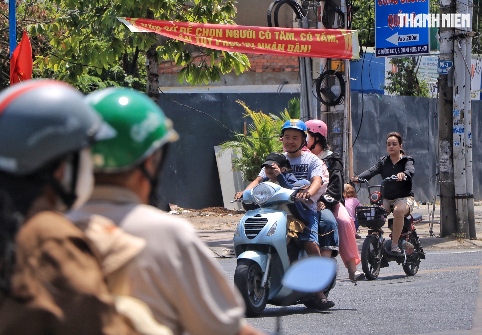 Đường phố TP.HCM m&ugrave;ng 2 tết: Nhiều người miệt m&agrave;i mưu sinh dưới nắng chang chang- Ảnh 10.