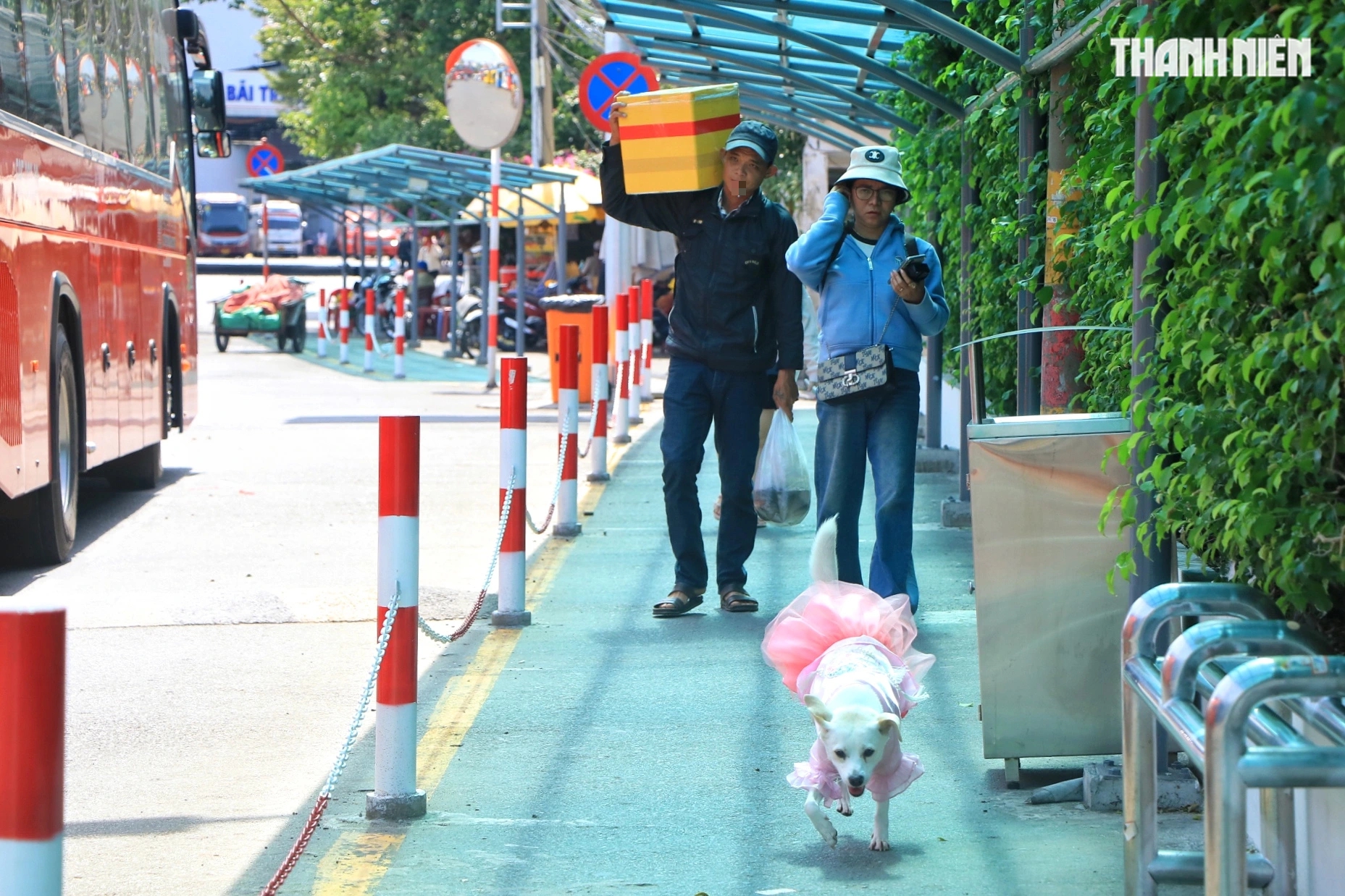 M&ugrave;ng 2 tết: Bến xe Miền T&acirc;y nhiều người lỉnh kỉnh qu&agrave; qu&ecirc; trở lại TP.HCM sớm - Ảnh 2.