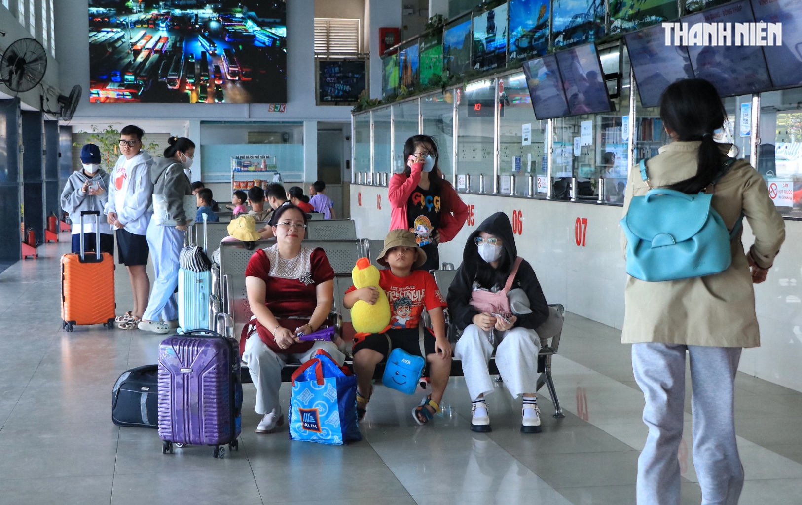 Chiều m&ugrave;ng 2 tết: Bất ngờ 'biển người' ở Bến xe Miền T&acirc;y - Ảnh 7.