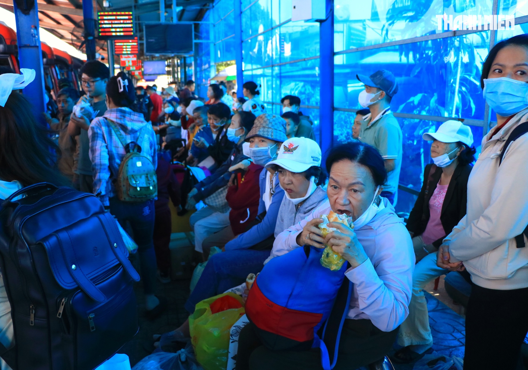 Chiều m&ugrave;ng 2 tết: Bất ngờ 'biển người' ở Bến xe Miền T&acirc;y - Ảnh 3.