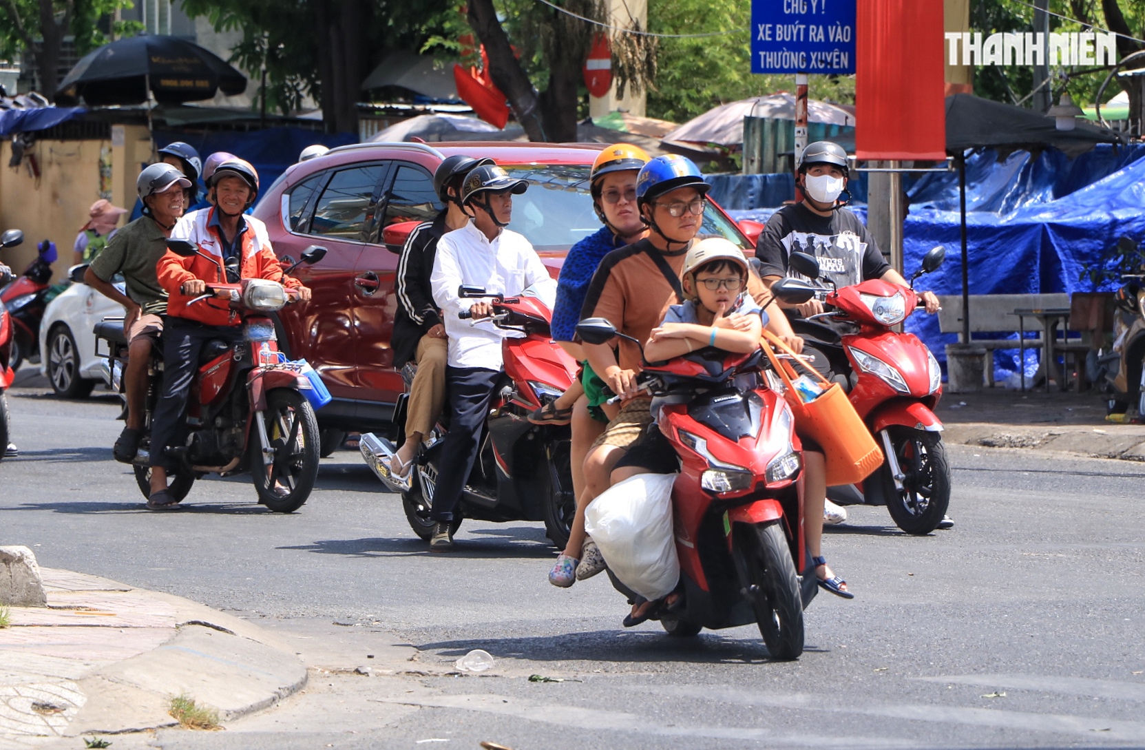 Đường phố TP.HCM m&ugrave;ng 2 tết: Nhiều người miệt m&agrave;i mưu sinh dưới nắng chang chang- Ảnh 9.