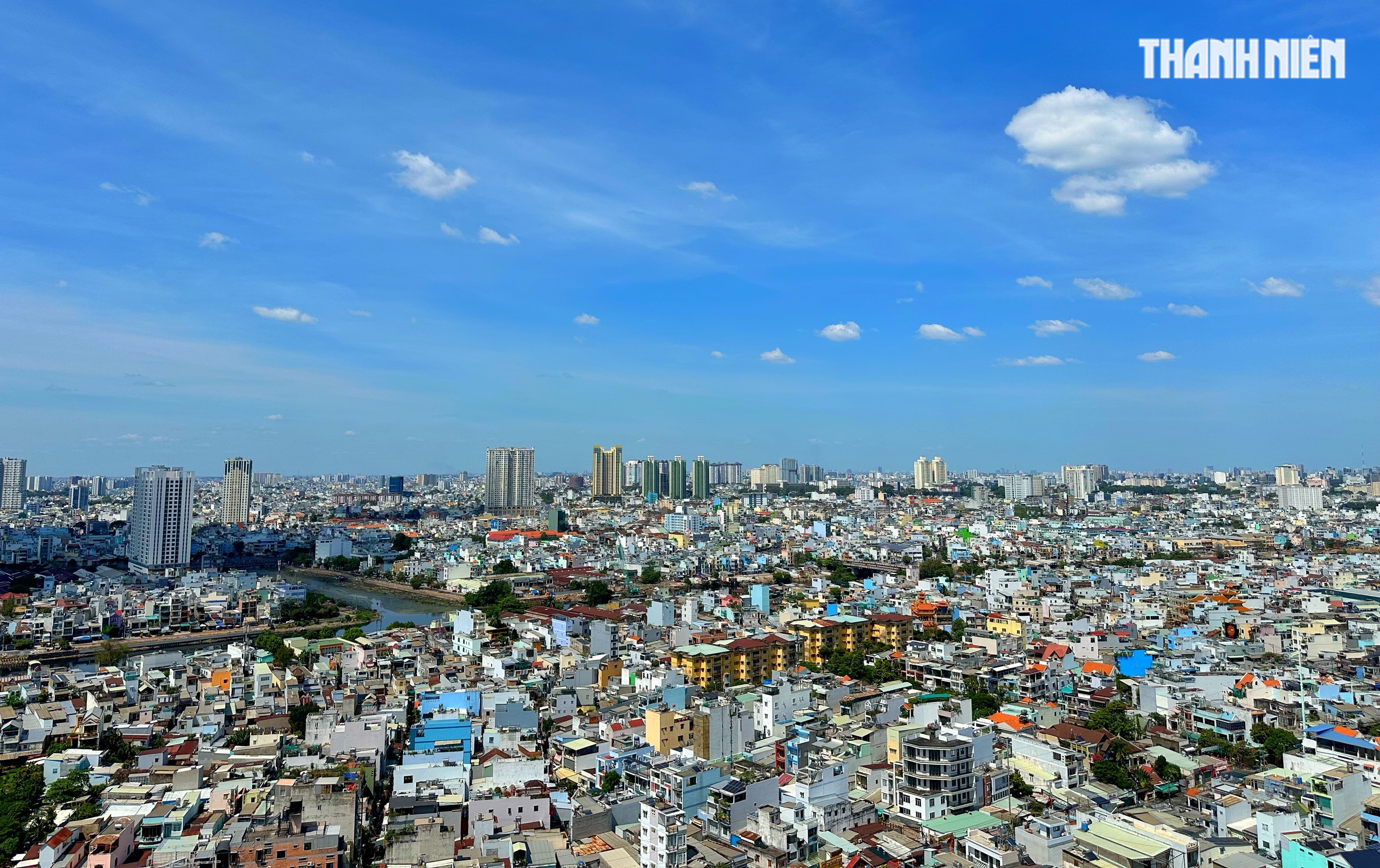 Đường phố TP.HCM m&ugrave;ng 2 tết: Nhiều người miệt m&agrave;i mưu sinh dưới nắng chang chang- Ảnh 1.