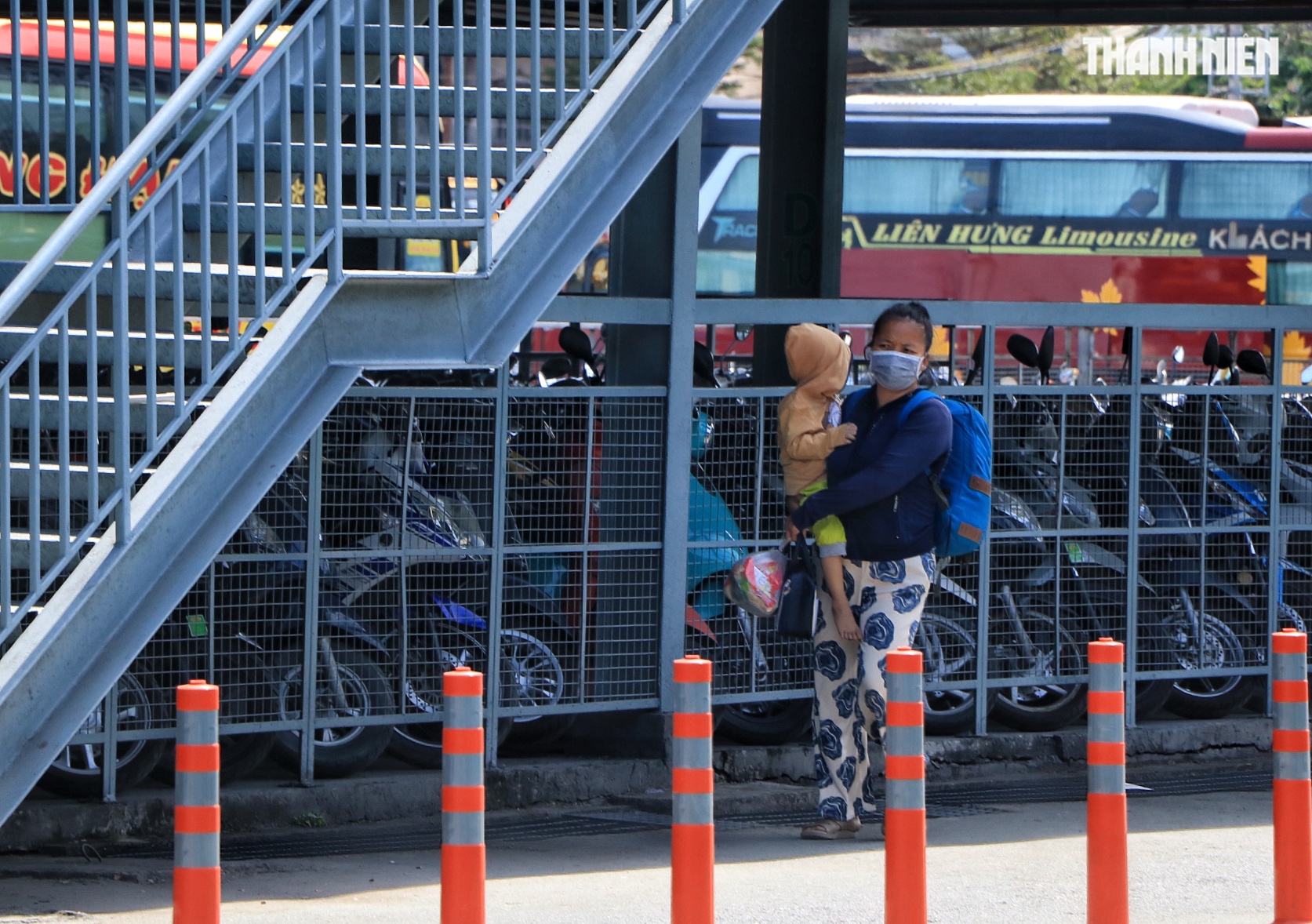 M&ugrave;ng 2 tết: Bến xe Miền T&acirc;y nhiều người lỉnh kỉnh qu&agrave; qu&ecirc; trở lại TP.HCM sớm - Ảnh 8.