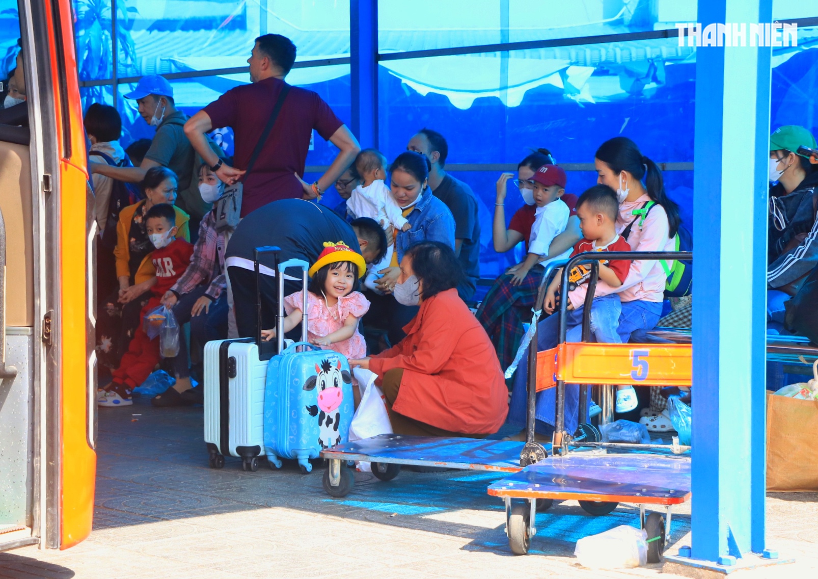 Chiều m&ugrave;ng 2 tết: Bất ngờ 'biển người' ở Bến xe Miền T&acirc;y - Ảnh 4.