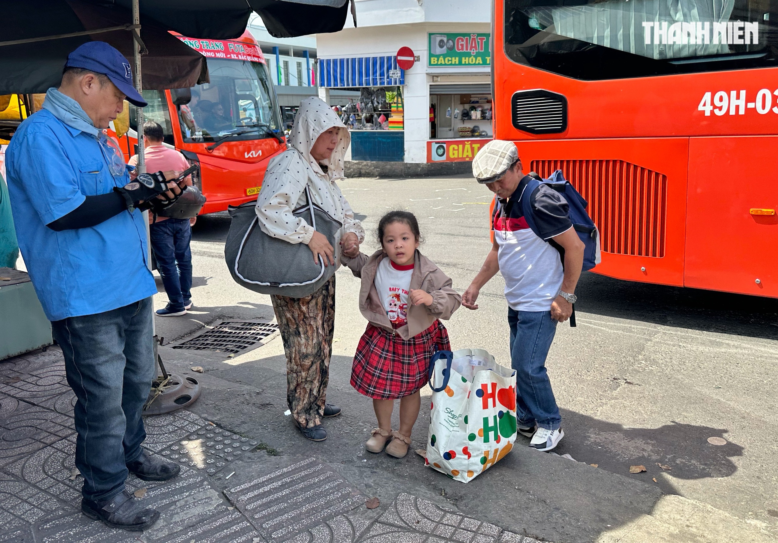 M&ugrave;ng 2 tết: Bến xe Miền T&acirc;y nhiều người lỉnh kỉnh qu&agrave; qu&ecirc; trở lại TP.HCM sớm - Ảnh 3.