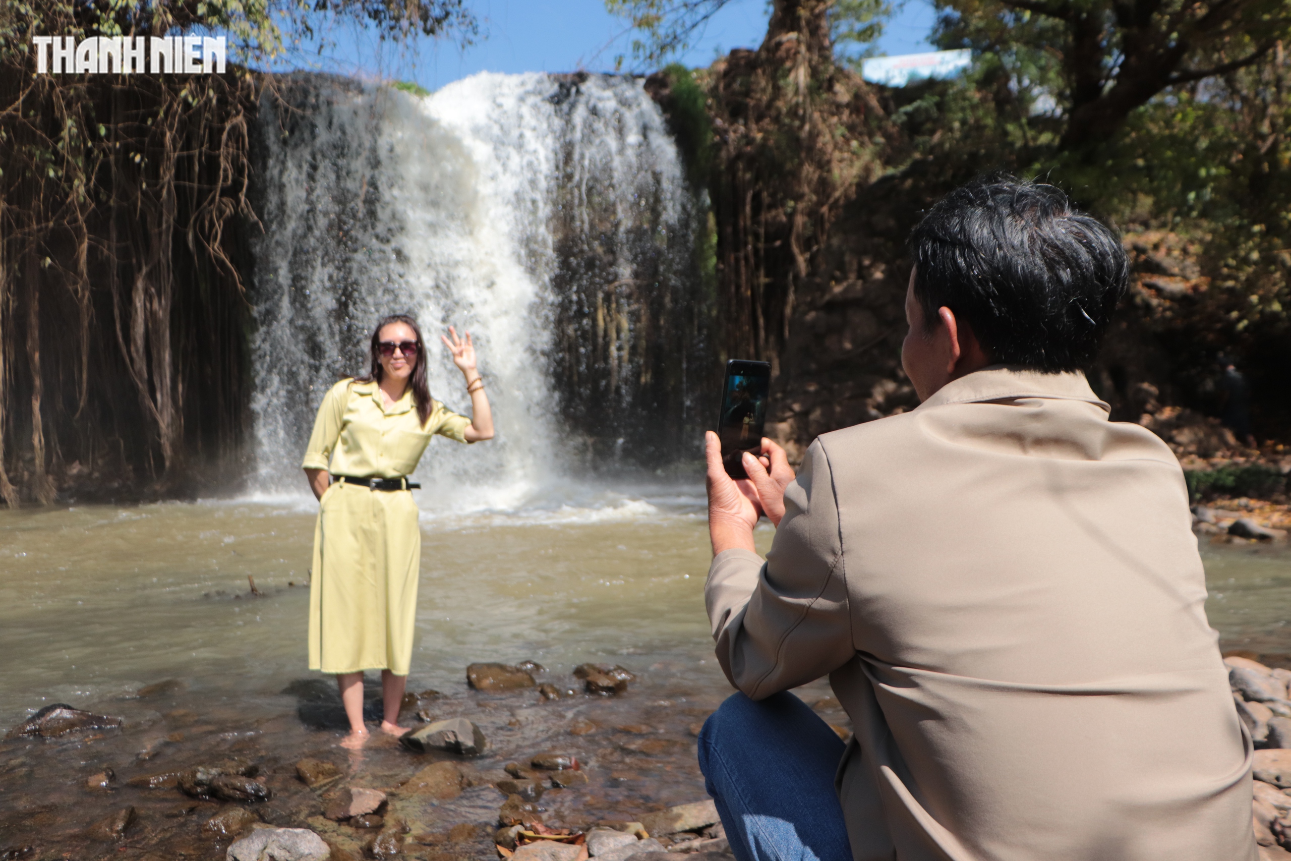 [FLYCAM] Xi&ecirc;u l&ograve;ng vẻ hoang sơ ở th&aacute;c nước cao nguy&ecirc;n ng&agrave;y đầu năm - Ảnh 3.