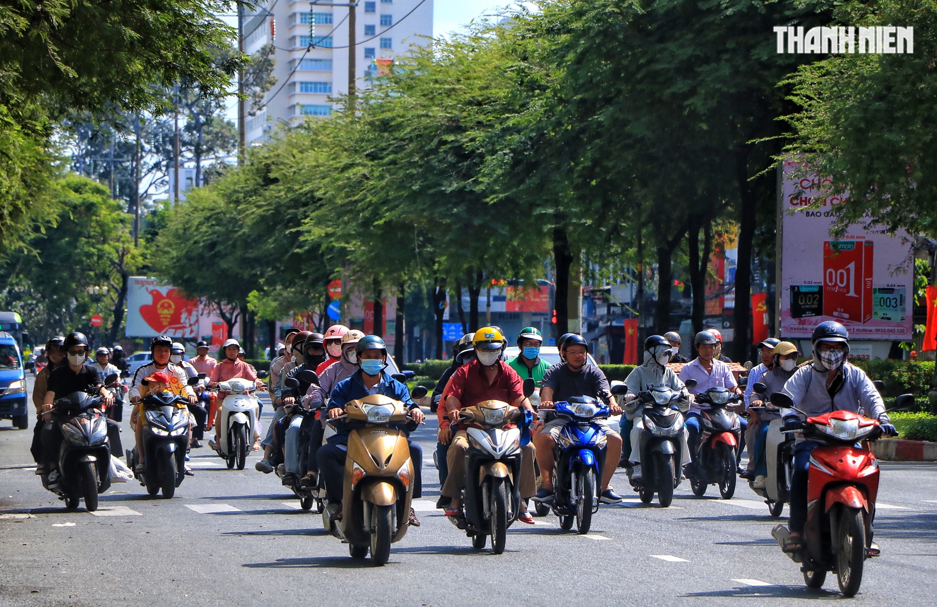 Đường phố TP.HCM m&ugrave;ng 2 tết: Nhiều người miệt m&agrave;i mưu sinh dưới nắng chang chang- Ảnh 8.