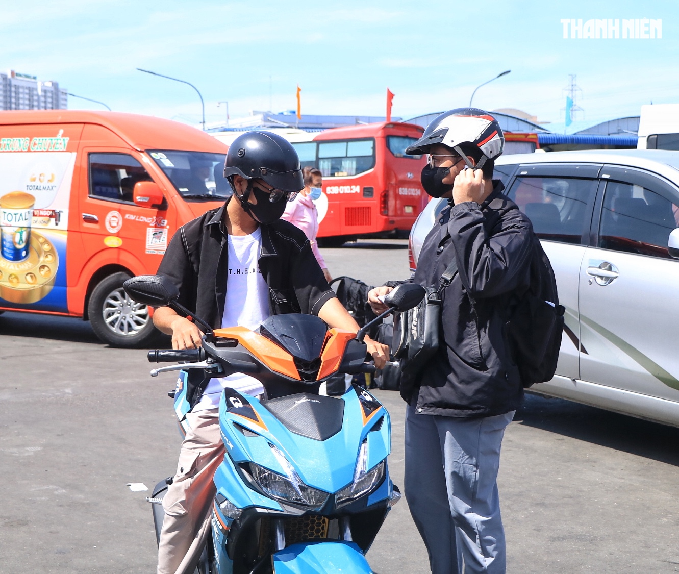 Chiều m&ugrave;ng 2 tết: Bất ngờ 'biển người' ở Bến xe Miền T&acirc;y - Ảnh 6.