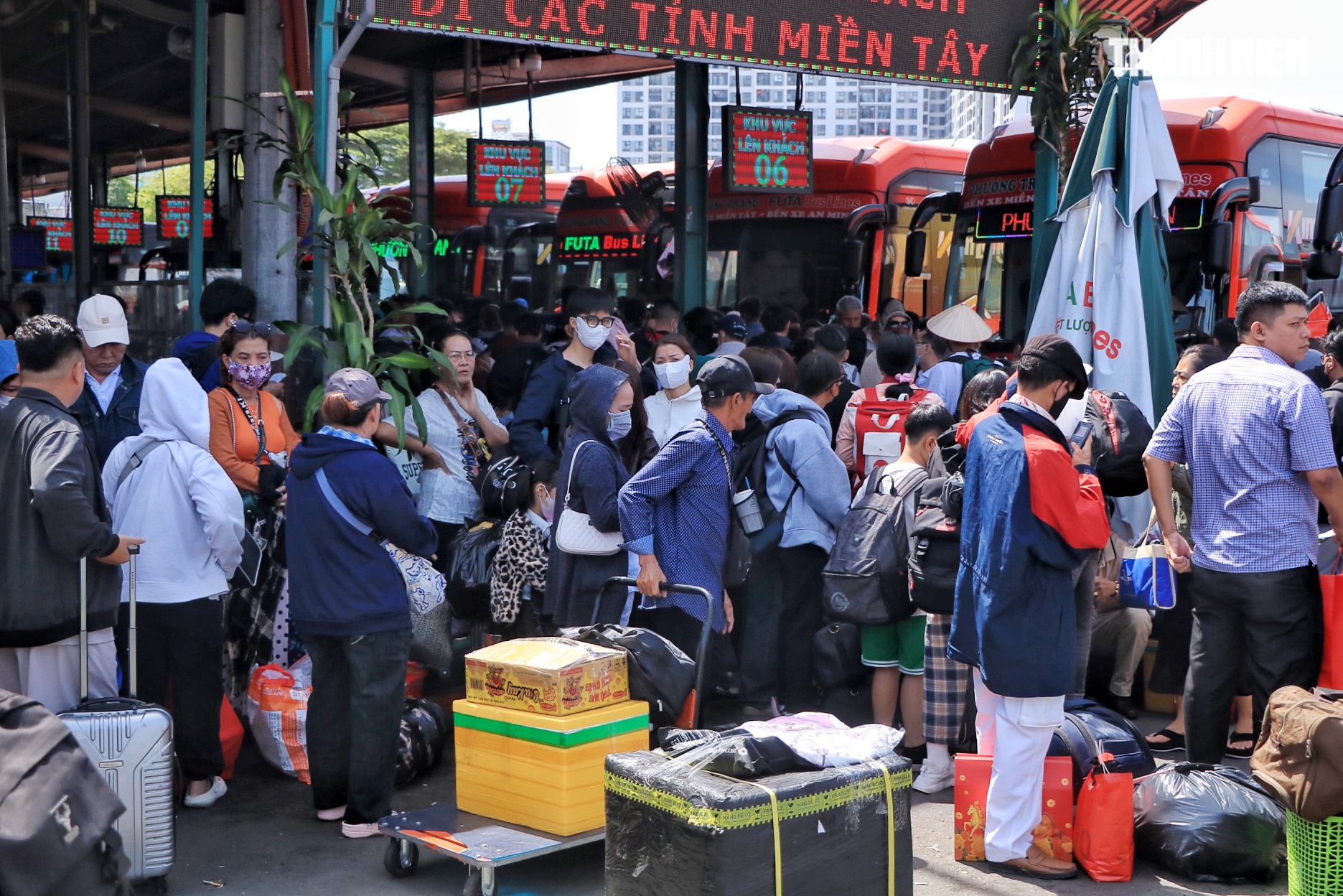 Chiều m&ugrave;ng 2 tết: Bất ngờ 'biển người' ở Bến xe Miền T&acirc;y - Ảnh 1.