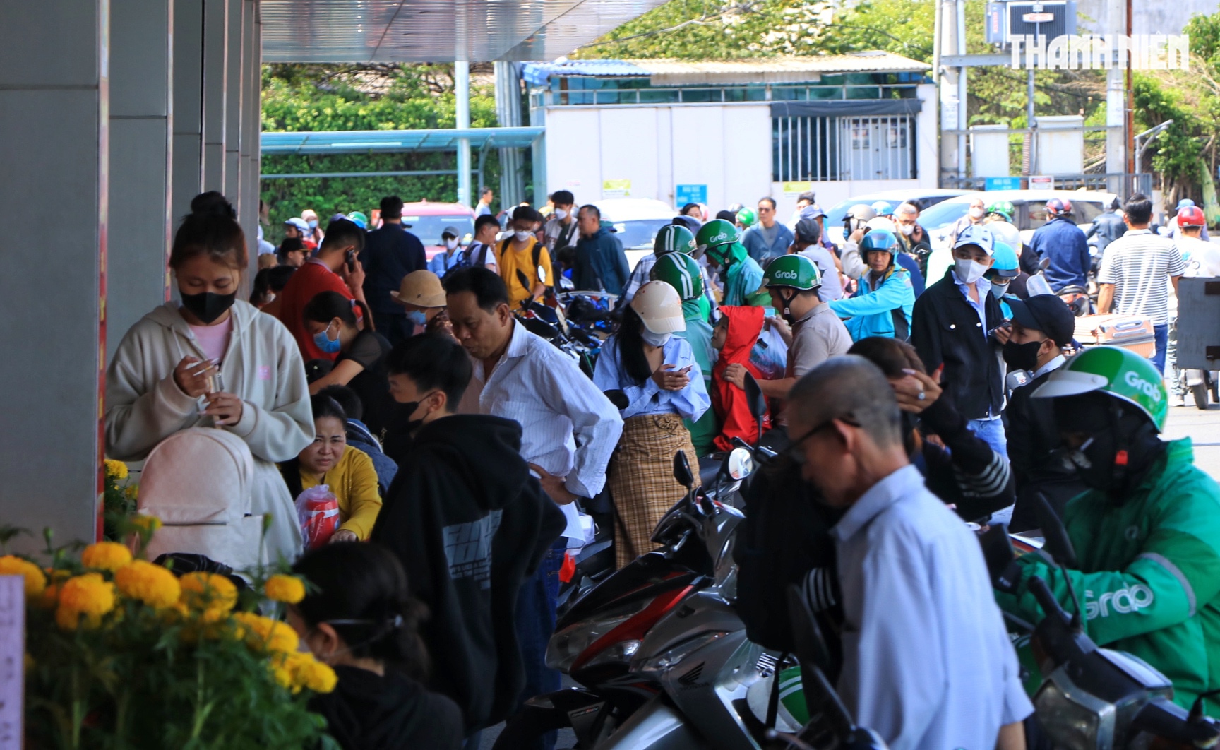 M&ugrave;ng 2 tết: Bến xe Miền T&acirc;y nhiều người lỉnh kỉnh qu&agrave; qu&ecirc; trở lại TP.HCM sớm - Ảnh 1.