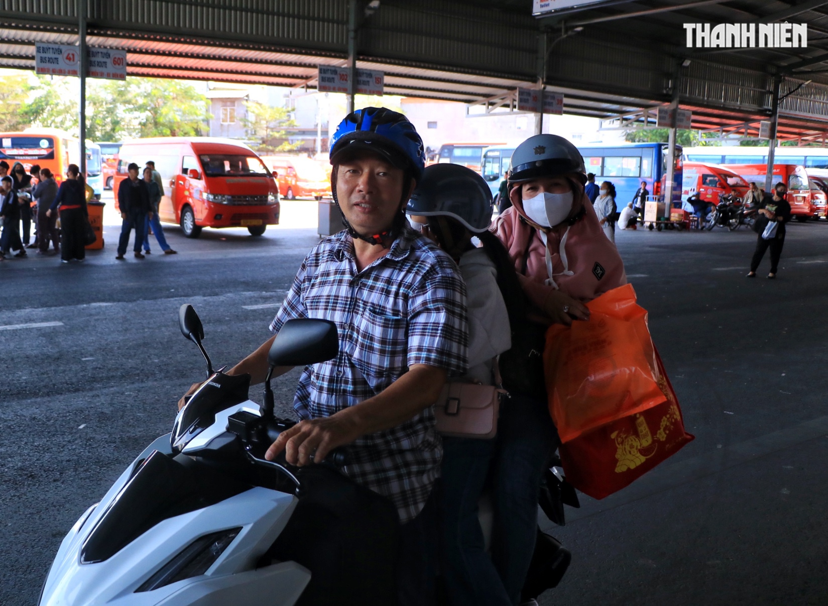 M&ugrave;ng 2 tết: Bến xe Miền T&acirc;y nhiều người lỉnh kỉnh qu&agrave; qu&ecirc; trở lại TP.HCM sớm - Ảnh 10.