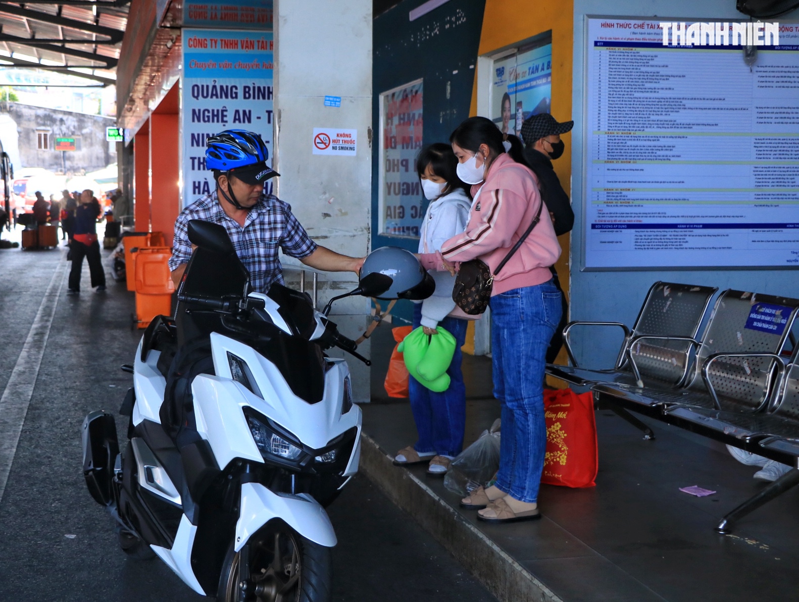 M&ugrave;ng 2 tết: Bến xe Miền T&acirc;y nhiều người lỉnh kỉnh qu&agrave; qu&ecirc; trở lại TP.HCM sớm - Ảnh 9.