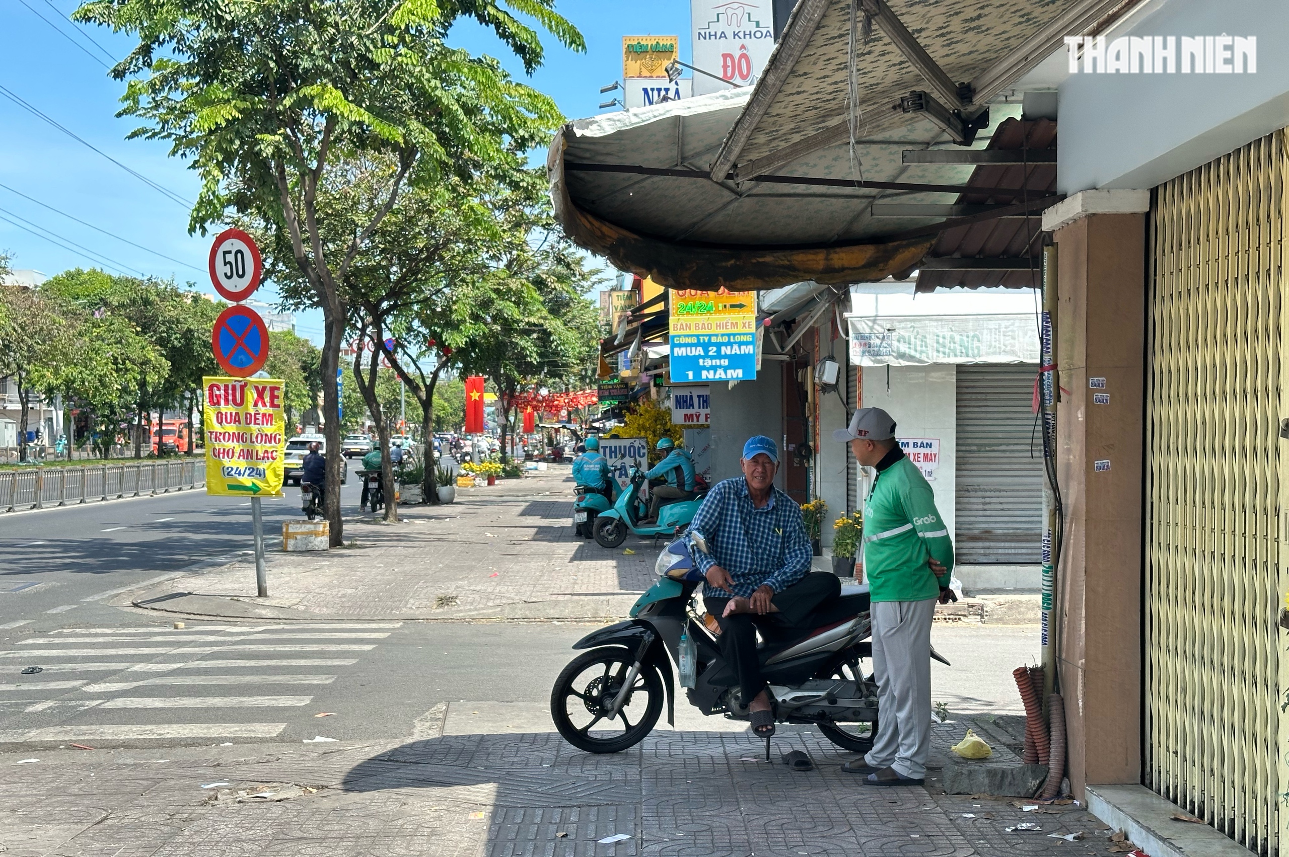 Đường phố TP.HCM m&ugrave;ng 2 tết: Nhiều người miệt m&agrave;i mưu sinh dưới nắng chang chang- Ảnh 6.