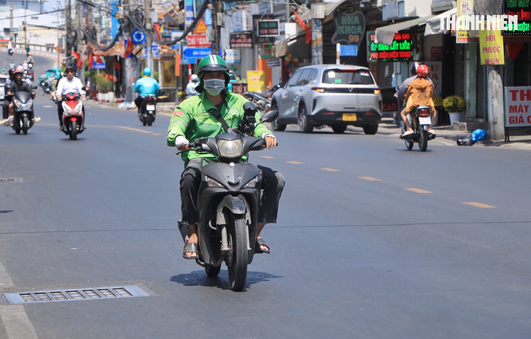 Đường phố TP.HCM m&ugrave;ng 2 tết: Nhiều người miệt m&agrave;i mưu sinh dưới nắng chang chang- Ảnh 2.