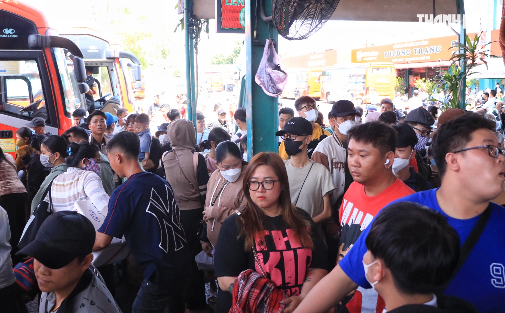Chiều m&ugrave;ng 2 tết: Bất ngờ 'biển người' ở Bến xe Miền T&acirc;y - Ảnh 11.