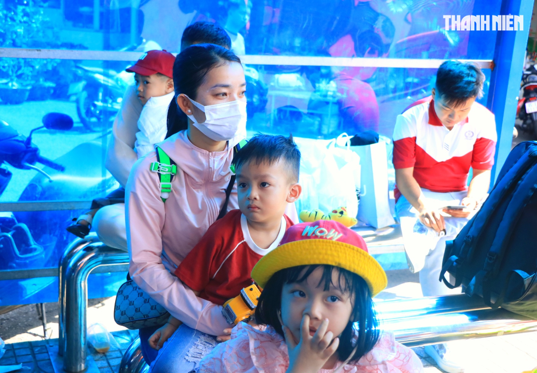 Chiều m&ugrave;ng 2 tết: Bất ngờ 'biển người' ở Bến xe Miền T&acirc;y - Ảnh 5.