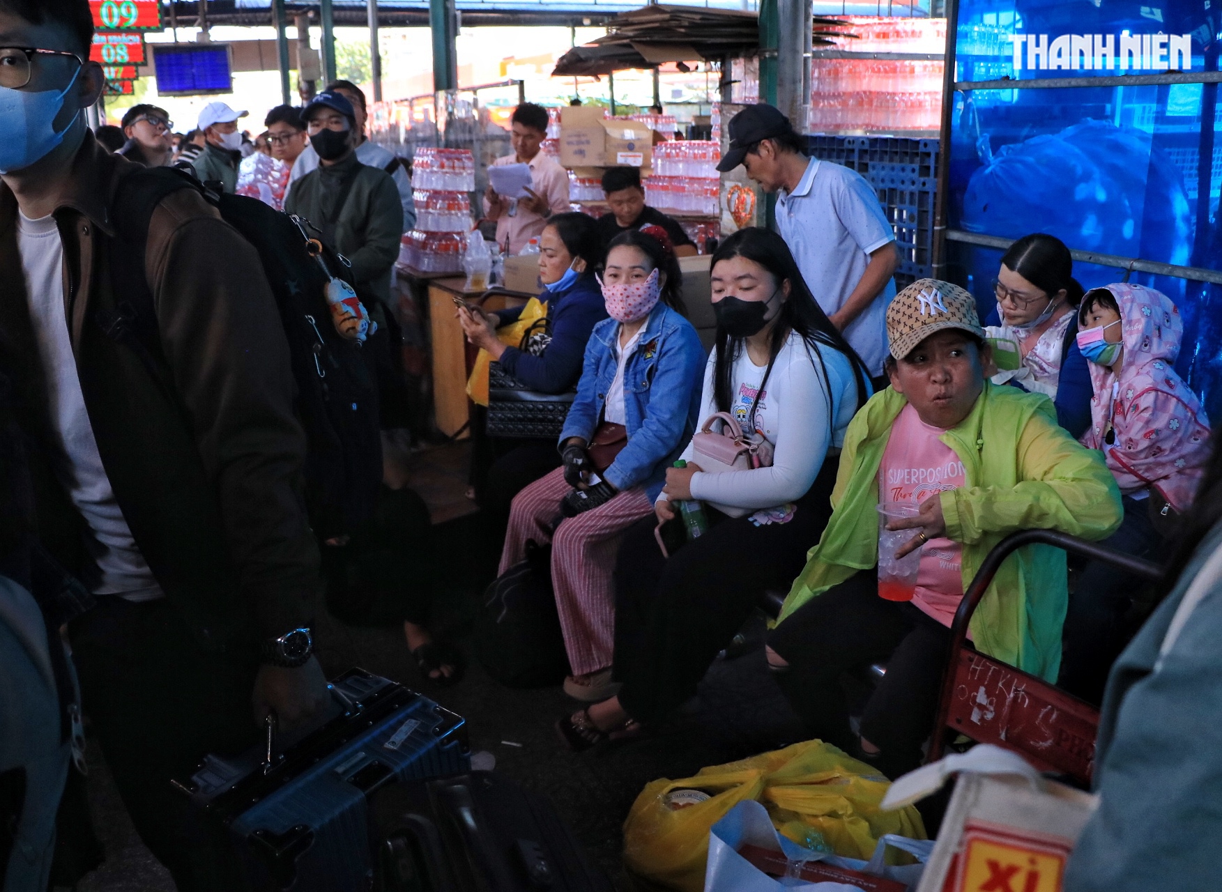 Chiều m&ugrave;ng 2 tết: Bất ngờ 'biển người' ở Bến xe Miền T&acirc;y - Ảnh 8.
