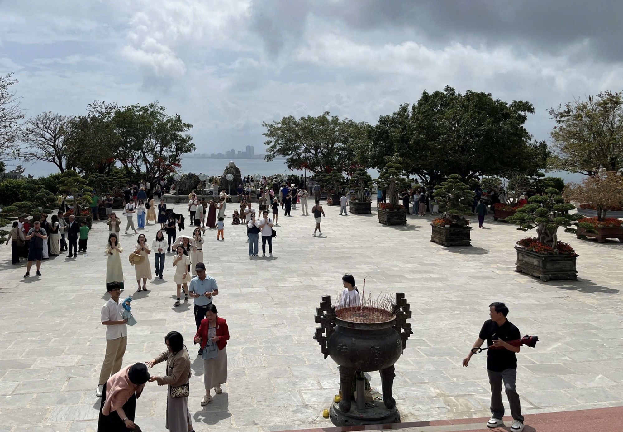 Người d&acirc;n, du kh&aacute;ch quốc tế n&ocirc; nức d&acirc;ng hương ch&ugrave;a Linh Ứng đầu xu&acirc;n- Ảnh 8.