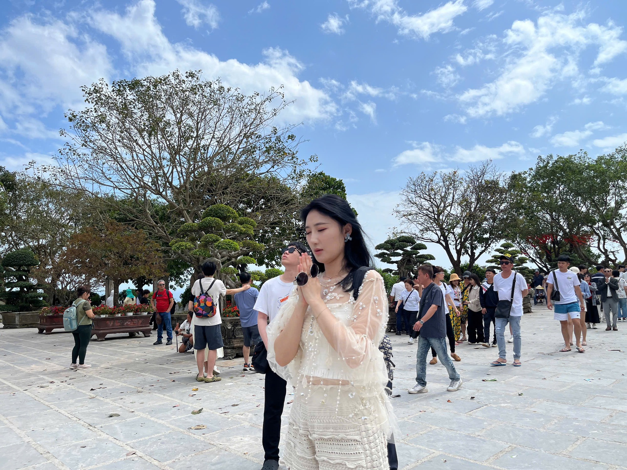 Người d&acirc;n, du kh&aacute;ch quốc tế n&ocirc; nức d&acirc;ng hương ch&ugrave;a Linh Ứng đầu xu&acirc;n- Ảnh 9.