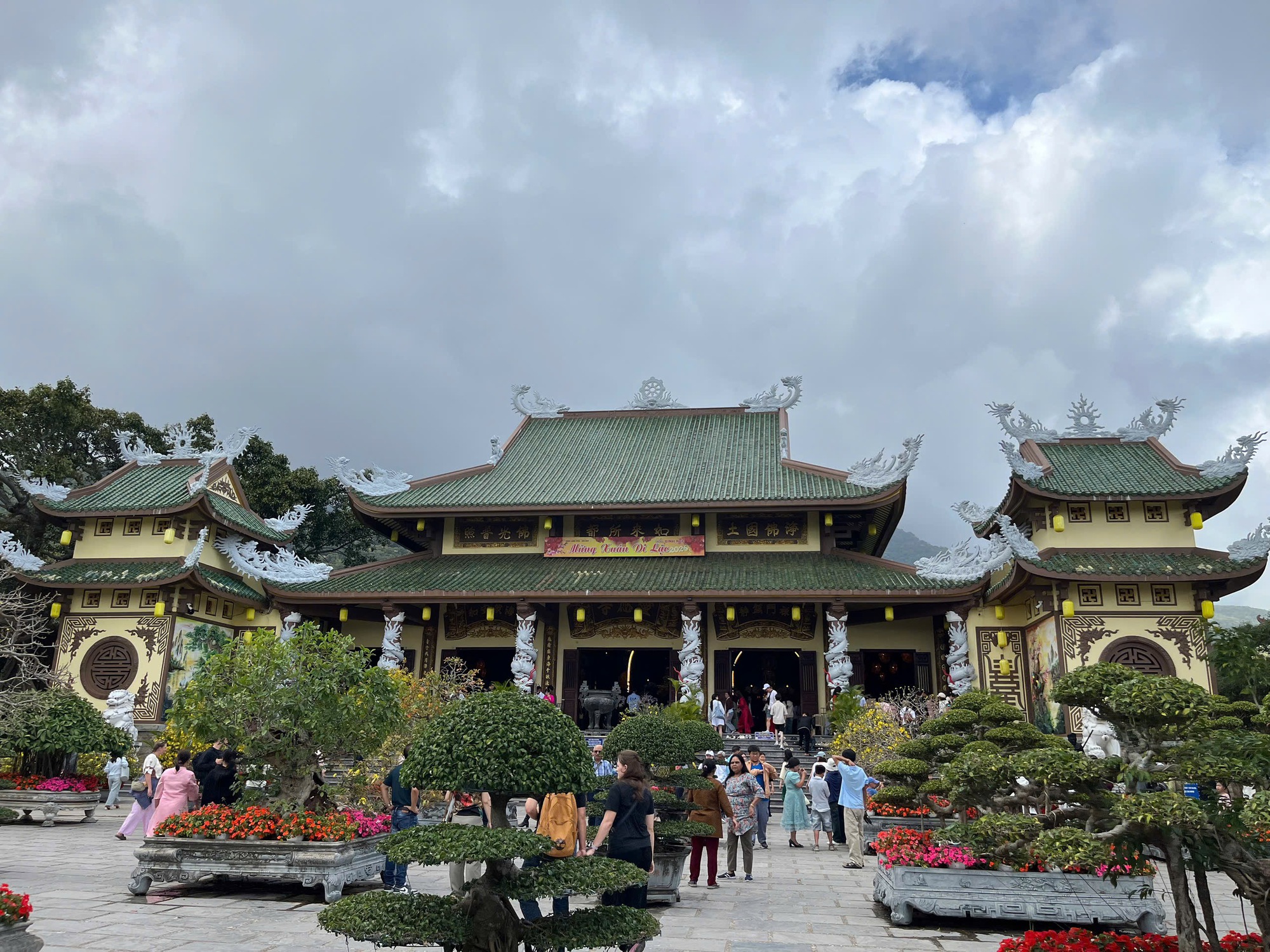 Người d&acirc;n, du kh&aacute;ch quốc tế n&ocirc; nức d&acirc;ng hương ch&ugrave;a Linh Ứng đầu xu&acirc;n- Ảnh 7.