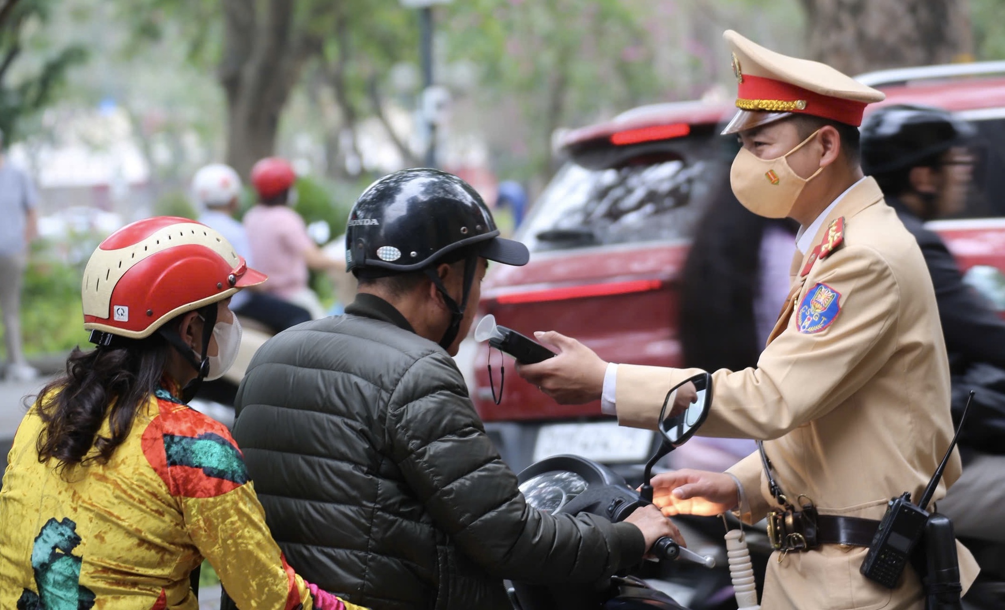 Nồng độ cồn tiếp tục là lỗi mắc nhiều nhất trong ngày mùng 2 tết- Ảnh 1.