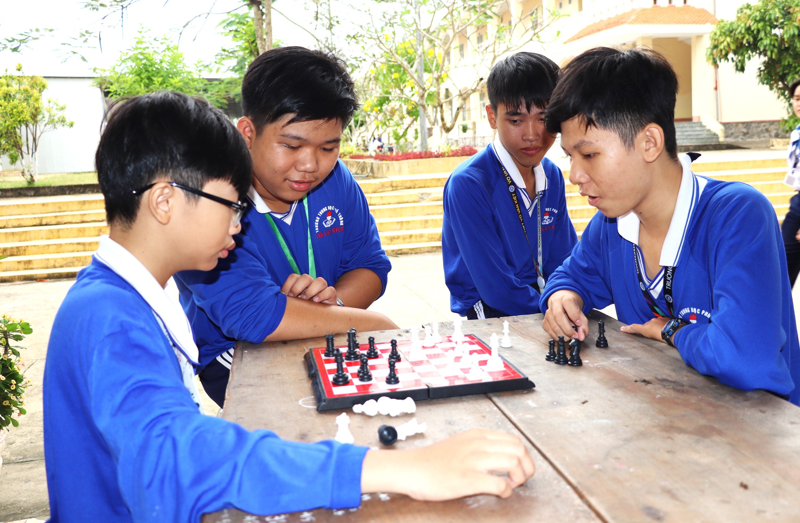 Trường học siết điện thoại, khi giờ ra chơi trở lại đúng nghĩa tuổi học trò - Ảnh 2.