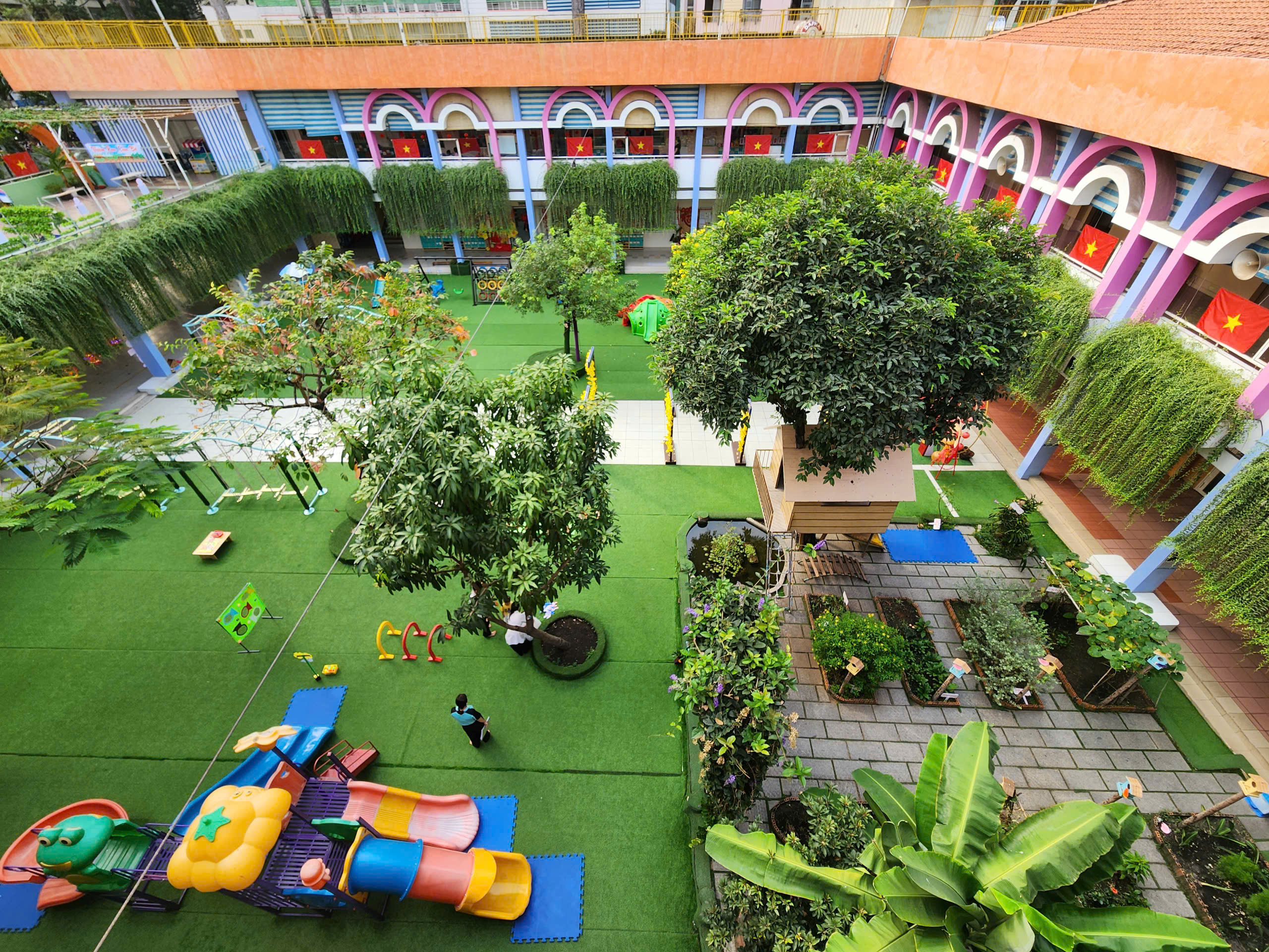 Mùng 3 tết thầy: Thăm trường mầm non 48 năm tuổi ở TP.HCM - Ảnh 1.