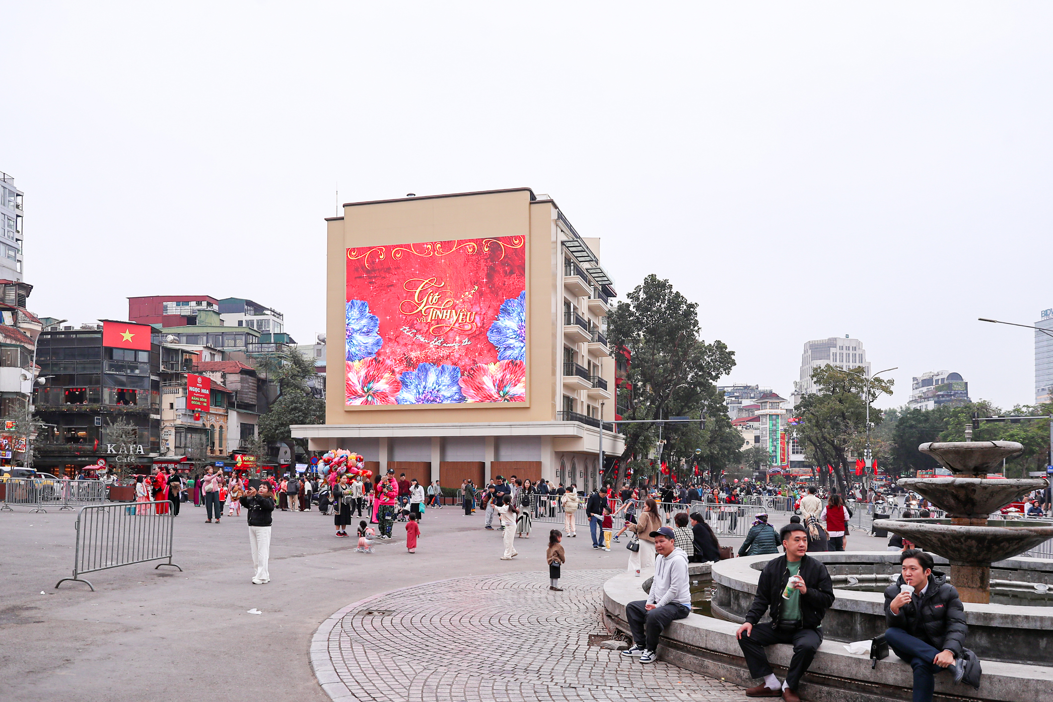 Bất ngờ đường phố Hà Nội ngày mùng 2 tết Bính Ngọ- Ảnh 6. Bất ngờ đường phố Hà Nội ngày mùng 2 tết Bính Ngọ- Ảnh 6.