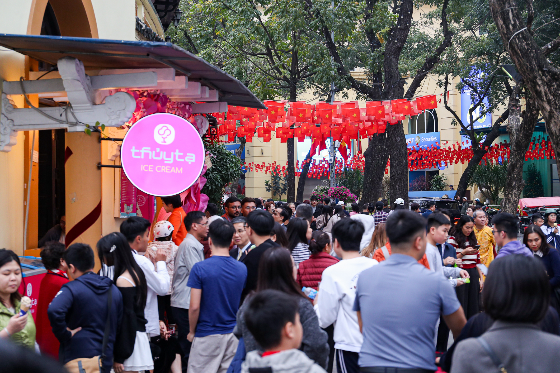 Bất ngờ đường phố Hà Nội ngày mùng 2 tết Bính Ngọ- Ảnh 10. Bất ngờ đường phố Hà Nội ngày mùng 2 tết Bính Ngọ- Ảnh 10.