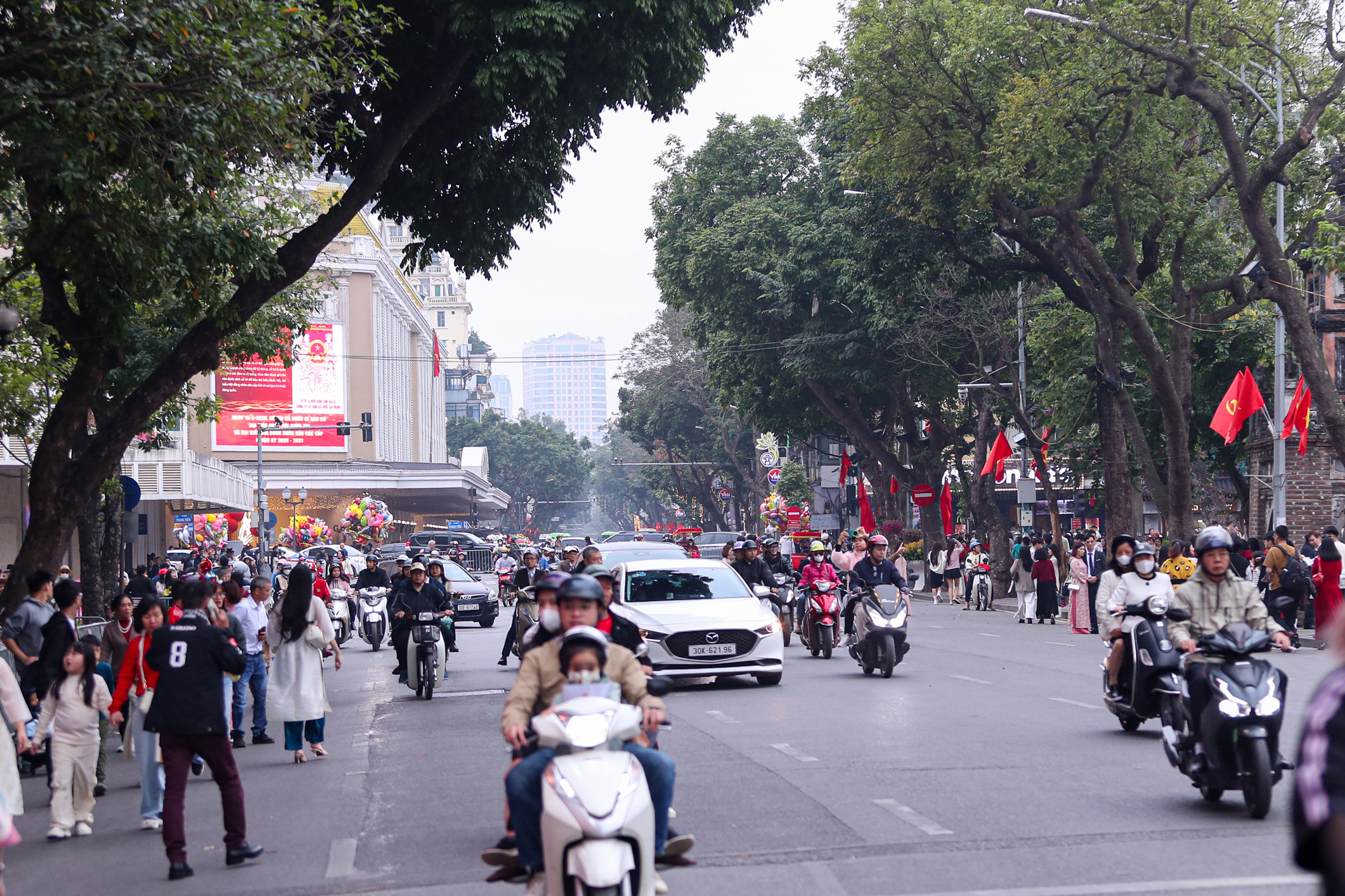 Bất ngờ đường phố Hà Nội ngày mùng 2 tết Bính Ngọ- Ảnh 4.
