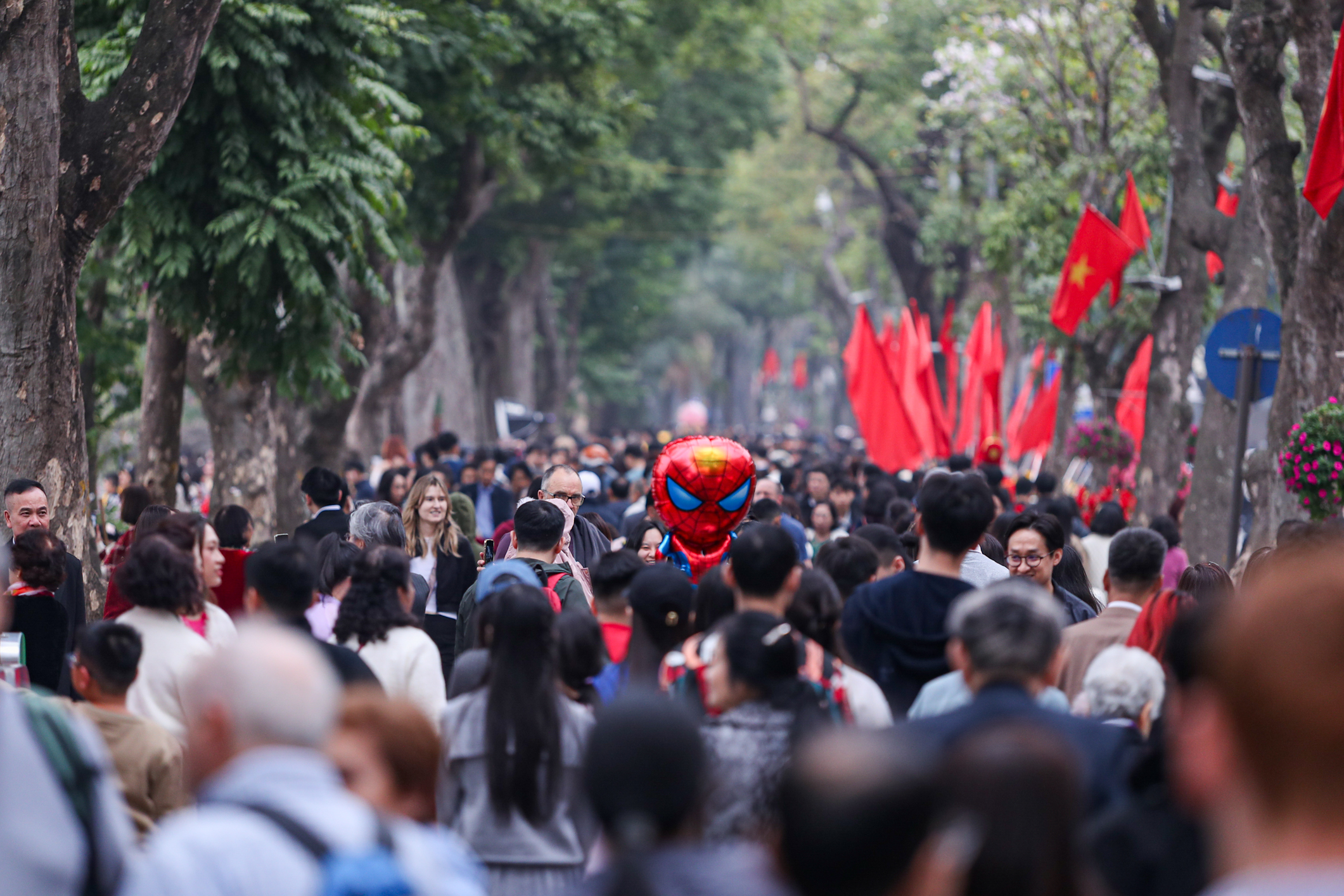 Bất ngờ đường phố Hà Nội ngày mùng 2 tết Bính Ngọ- Ảnh 7.