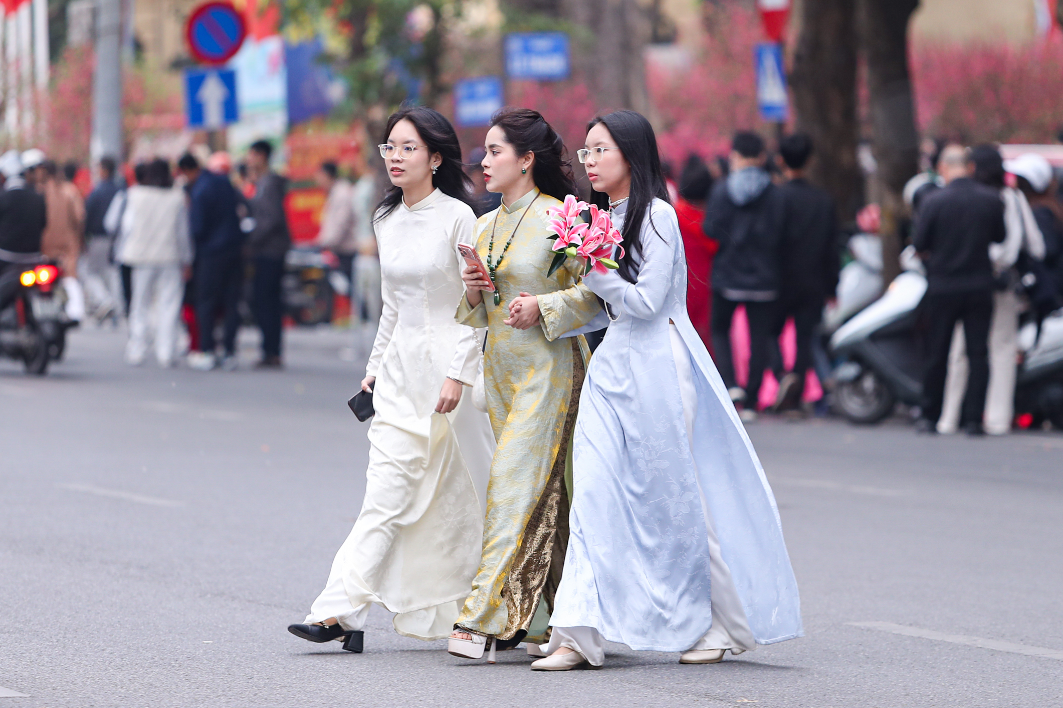 Bất ngờ đường phố Hà Nội ngày mùng 2 tết Bính Ngọ- Ảnh 8.