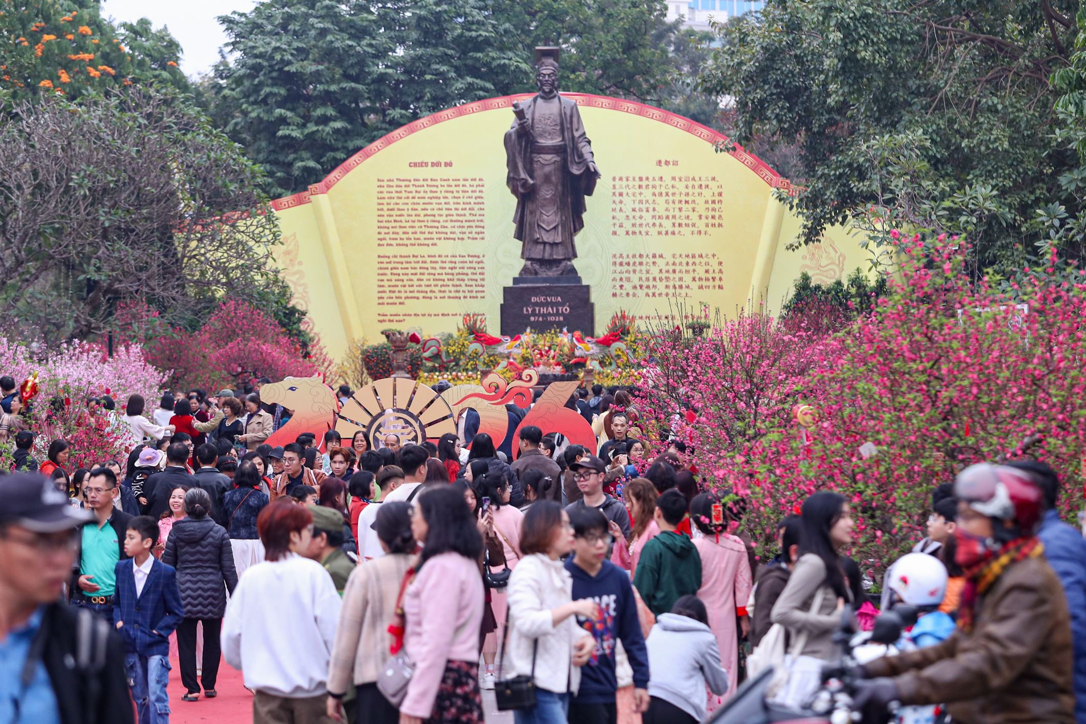 Bất ngờ đường phố Hà Nội ngày mùng 2 tết Bính Ngọ- Ảnh 11. Bất ngờ đường phố Hà Nội ngày mùng 2 tết Bính Ngọ- Ảnh 11.