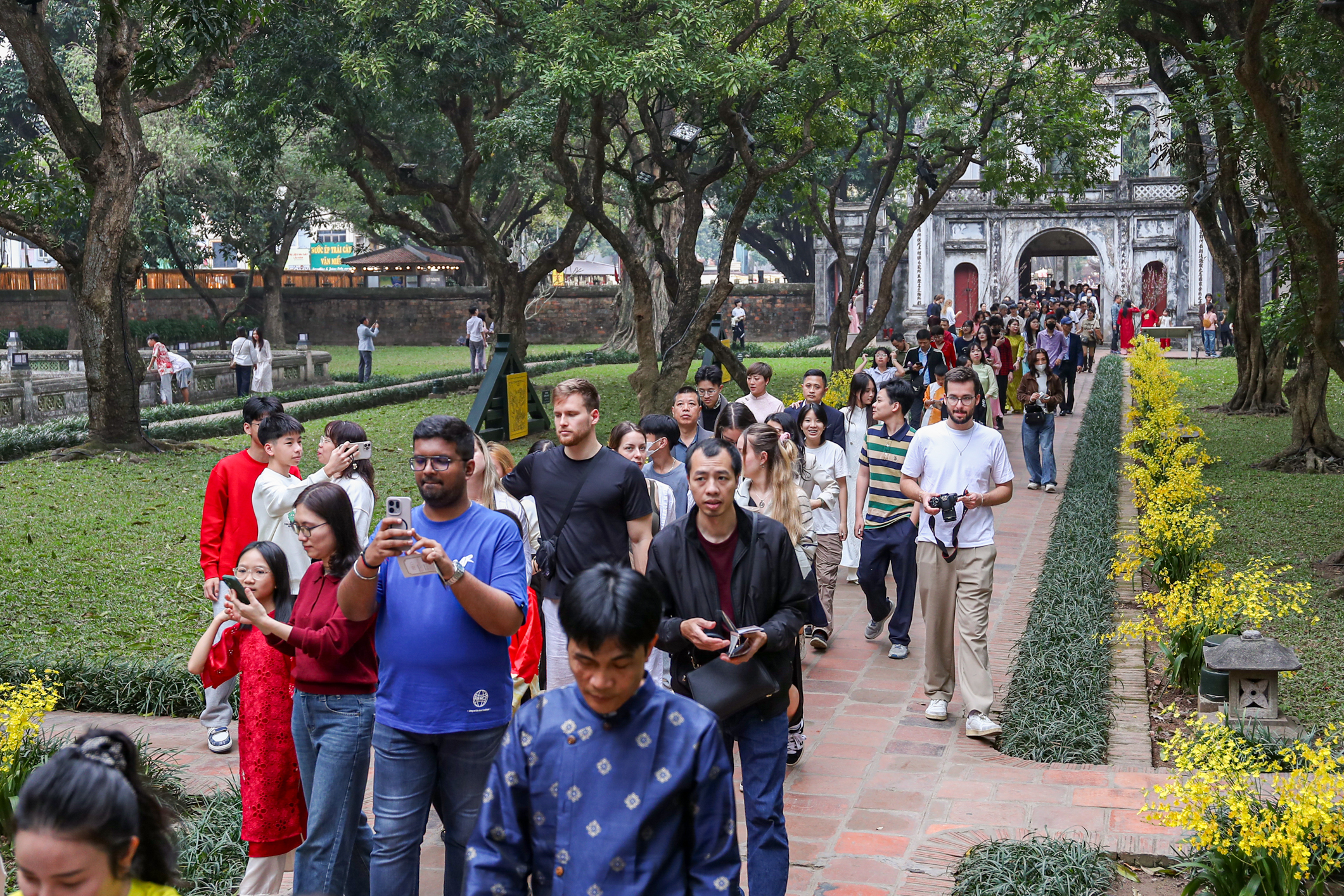 Bất ngờ đường phố Hà Nội ngày mùng 2 tết Bính Ngọ- Ảnh 16.