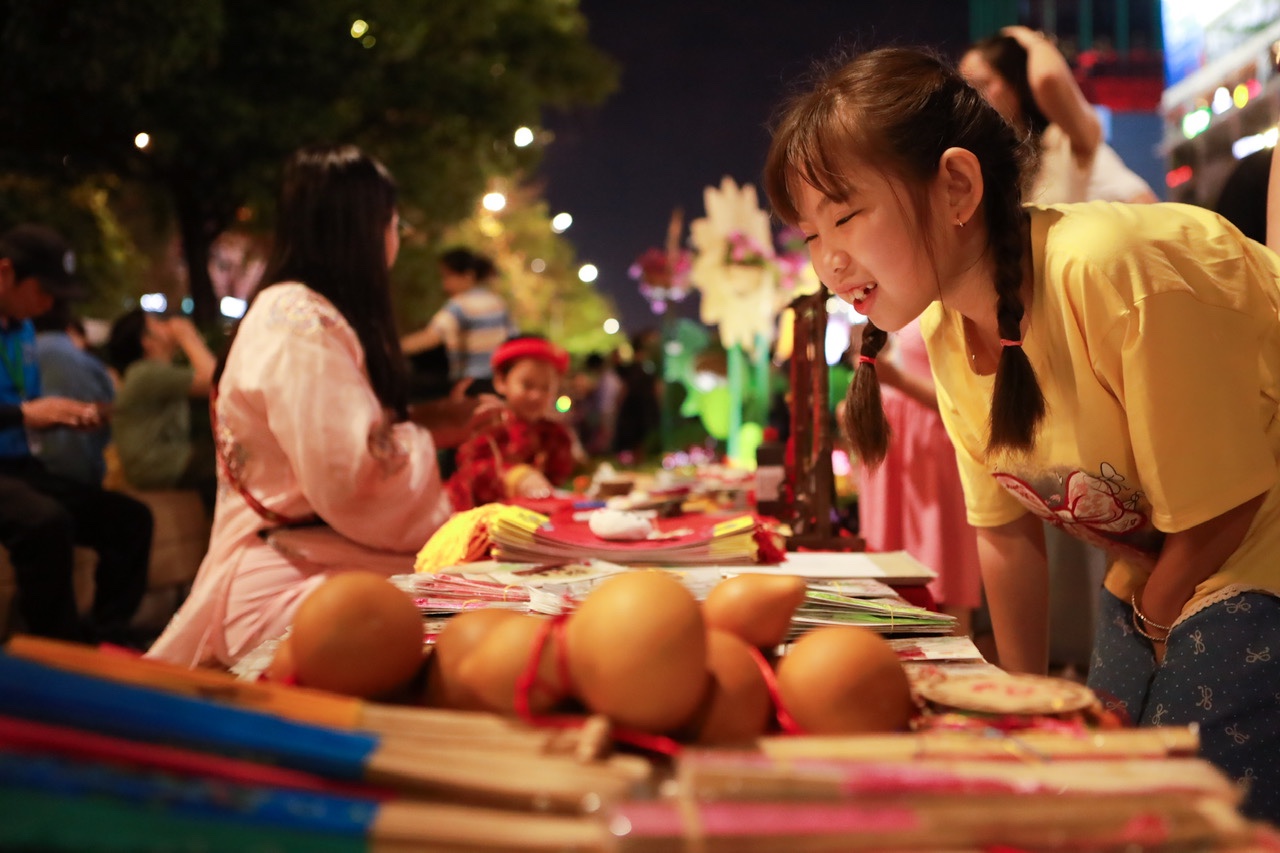 Đường hoa Nguyễn Huệ 2026 đông nghịt , thợ ảnh dạo bội thu tiền triệu/ngày - Ảnh 8. Đường hoa Nguyễn Huệ 2026 đông nghịt , thợ ảnh dạo bội thu tiền triệu/ngày - Ảnh 8.