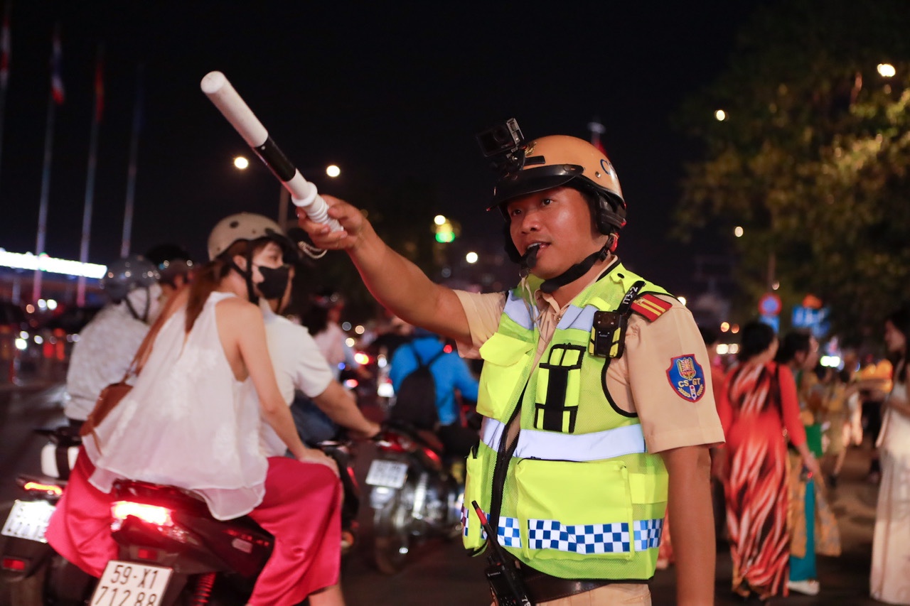 Đường hoa Nguyễn Huệ 2026 đông nghịt , thợ ảnh dạo bội thu tiền triệu/ngày - Ảnh 10. Đường hoa Nguyễn Huệ 2026 đông nghịt , thợ ảnh dạo bội thu tiền triệu/ngày - Ảnh 10.