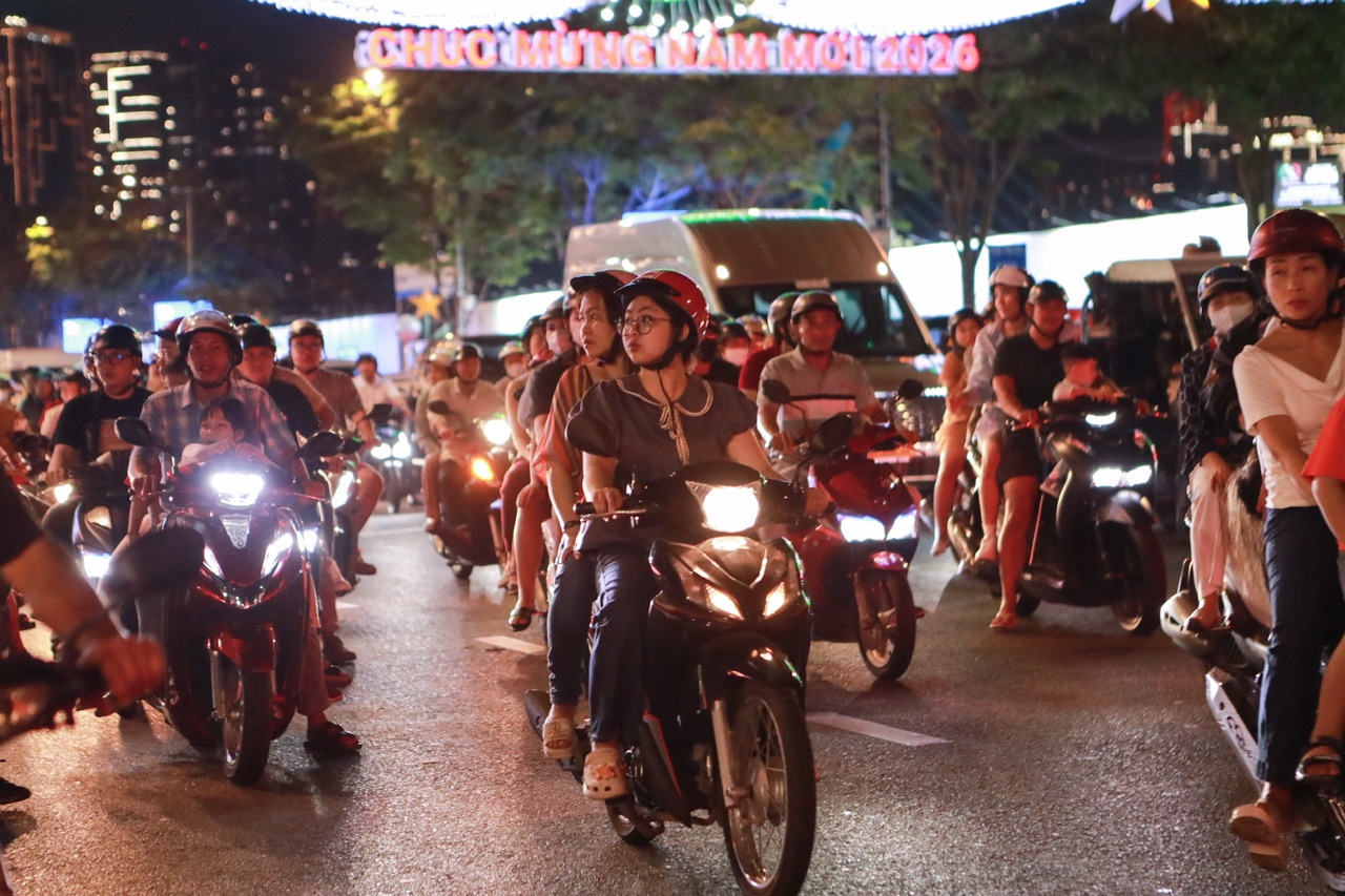 Đường hoa Nguyễn Huệ 2026 đông nghịt , thợ ảnh dạo bội thu tiền triệu/ngày - Ảnh 9. Đường hoa Nguyễn Huệ 2026 đông nghịt , thợ ảnh dạo bội thu tiền triệu/ngày - Ảnh 9.