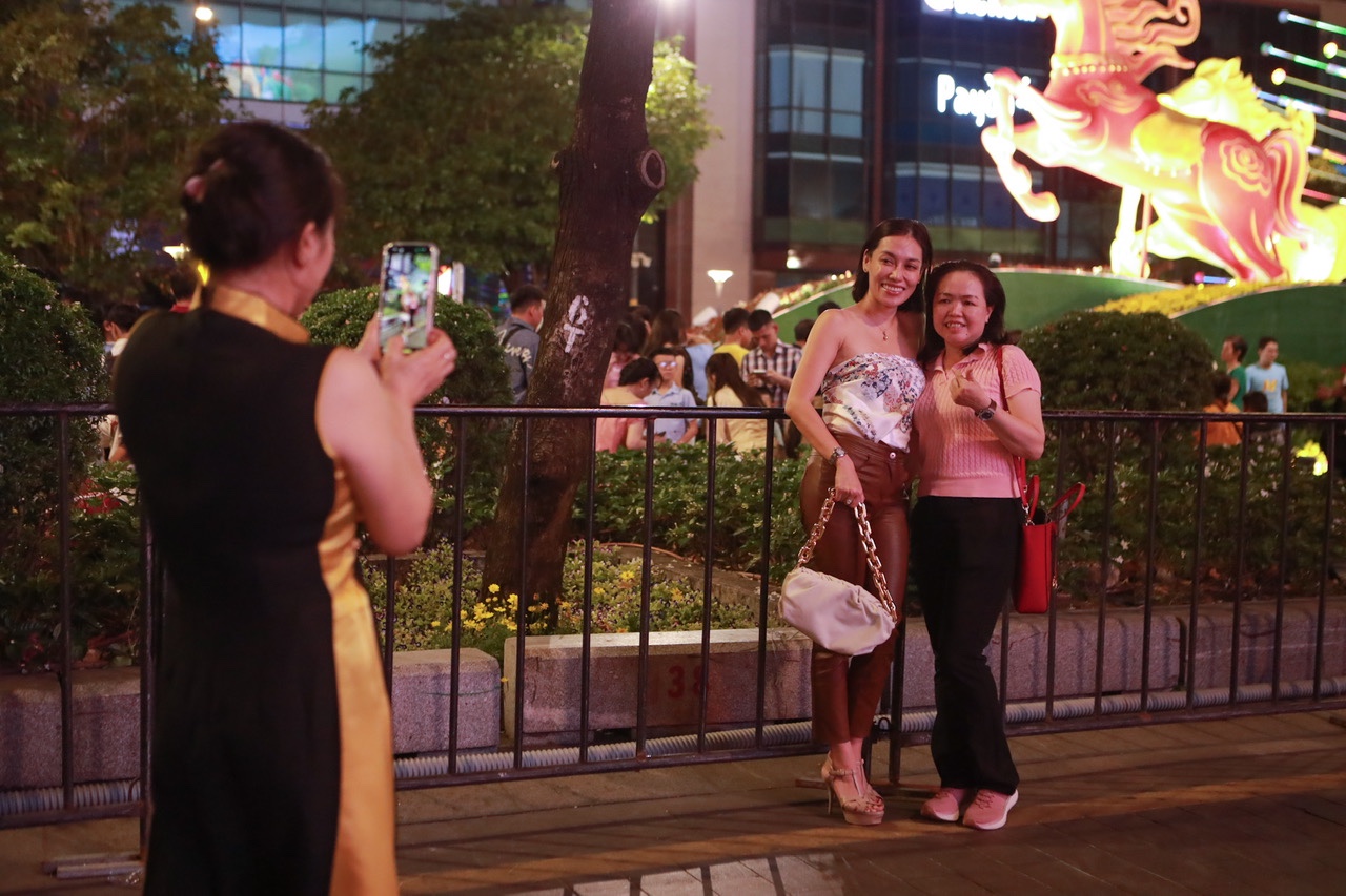 Đường hoa Nguyễn Huệ 2026 đông nghịt , thợ ảnh dạo bội thu tiền triệu/ngày - Ảnh 6. Đường hoa Nguyễn Huệ 2026 đông nghịt , thợ ảnh dạo bội thu tiền triệu/ngày - Ảnh 6.