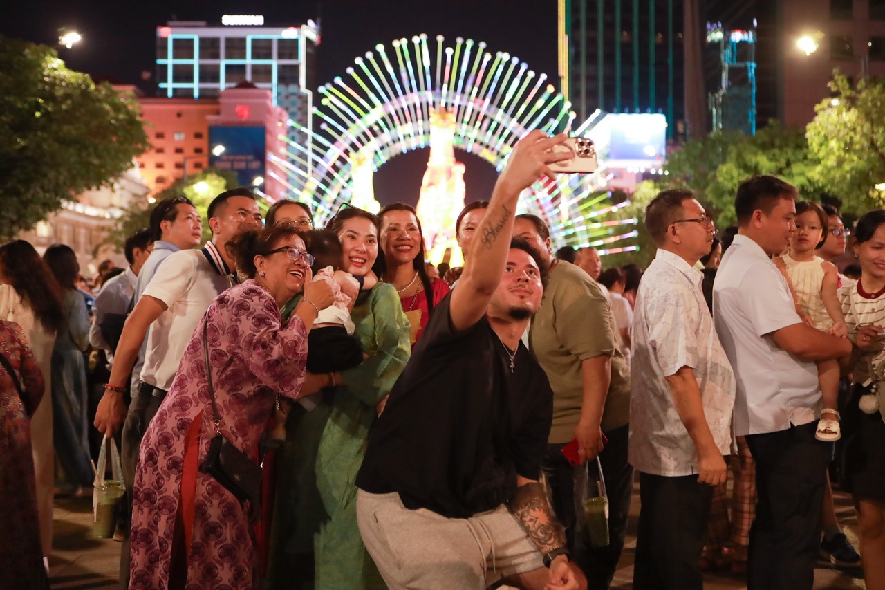 Đường hoa Nguyễn Huệ 2026 đông nghịt , thợ ảnh dạo bội thu tiền triệu/ngày - Ảnh 5. Đường hoa Nguyễn Huệ 2026 đông nghịt , thợ ảnh dạo bội thu tiền triệu/ngày - Ảnh 5.