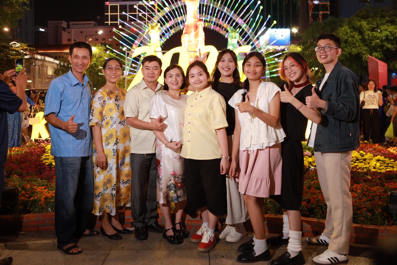 Đường hoa Nguyễn Huệ 2026 đông nghịt , thợ ảnh dạo bội thu tiền triệu/ngày - Ảnh 4. Đường hoa Nguyễn Huệ 2026 đông nghịt , thợ ảnh dạo bội thu tiền triệu/ngày - Ảnh 4.