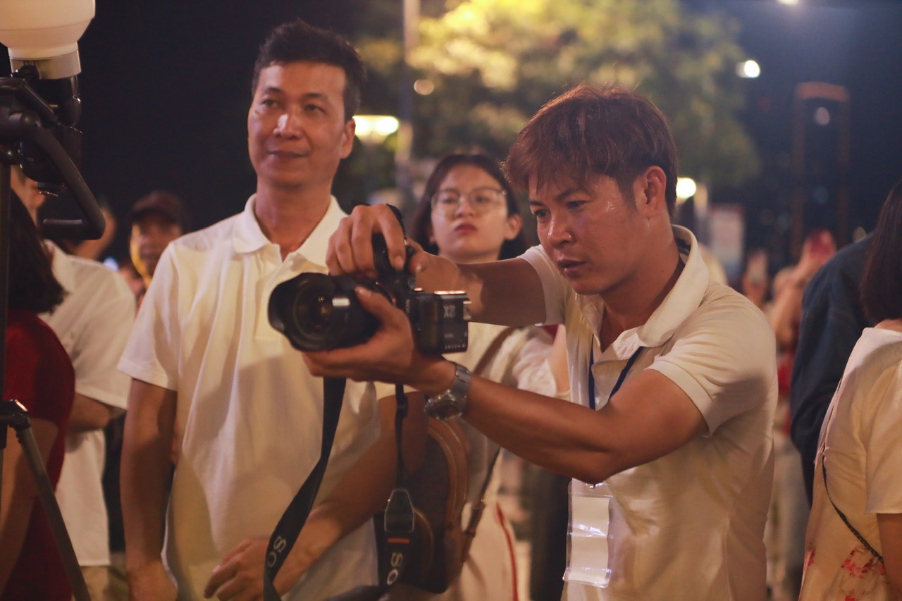 Đường hoa Nguyễn Huệ 2026 đông nghịt , thợ ảnh dạo bội thu tiền triệu/ngày - Ảnh 3. Đường hoa Nguyễn Huệ 2026 đông nghịt , thợ ảnh dạo bội thu tiền triệu/ngày - Ảnh 3.