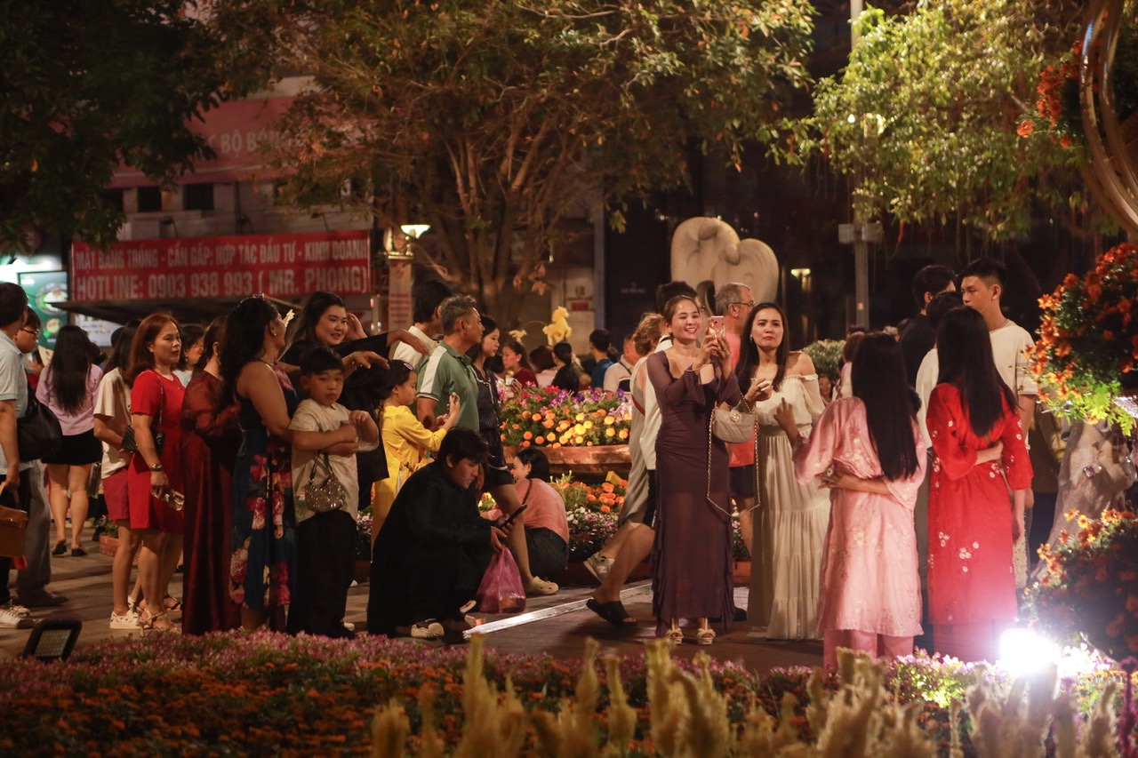 Đường hoa Nguyễn Huệ 2026 đông nghịt , thợ ảnh dạo bội thu tiền triệu/ngày - Ảnh 2. Đường hoa Nguyễn Huệ 2026 đông nghịt , thợ ảnh dạo bội thu tiền triệu/ngày - Ảnh 2.