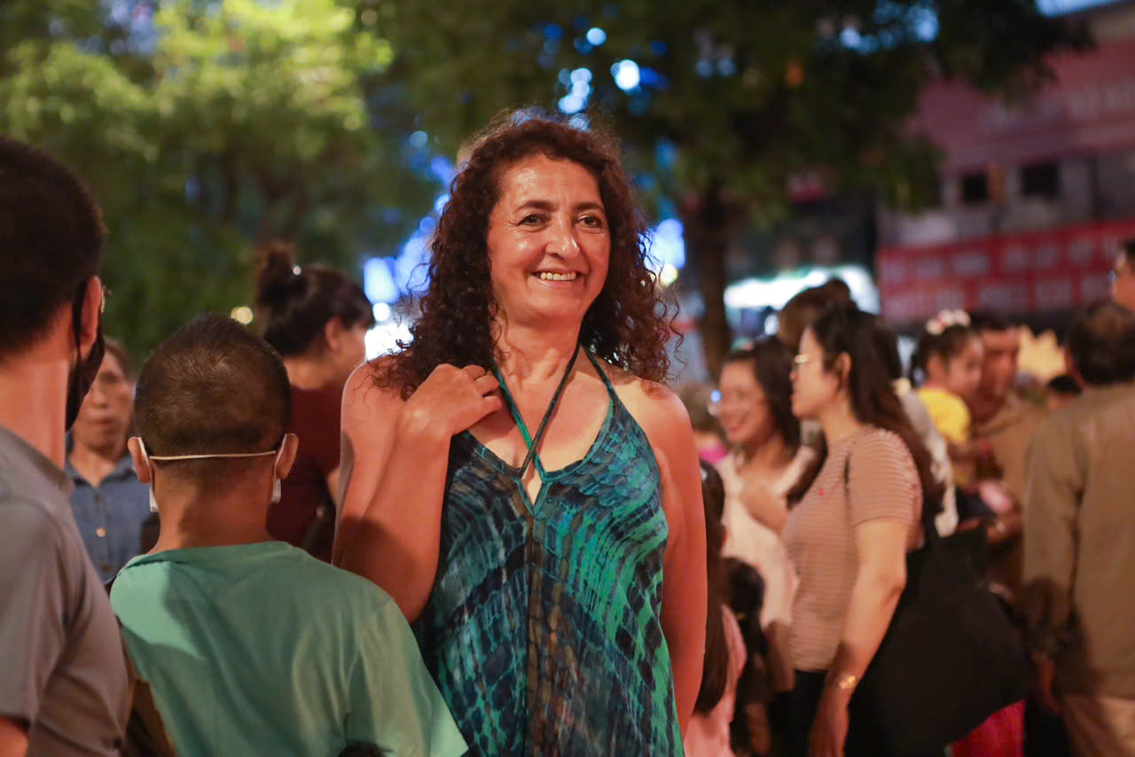 Đường hoa Nguyễn Huệ 2026 đông nghịt , thợ ảnh dạo bội thu tiền triệu/ngày - Ảnh 7. Đường hoa Nguyễn Huệ 2026 đông nghịt , thợ ảnh dạo bội thu tiền triệu/ngày - Ảnh 7.