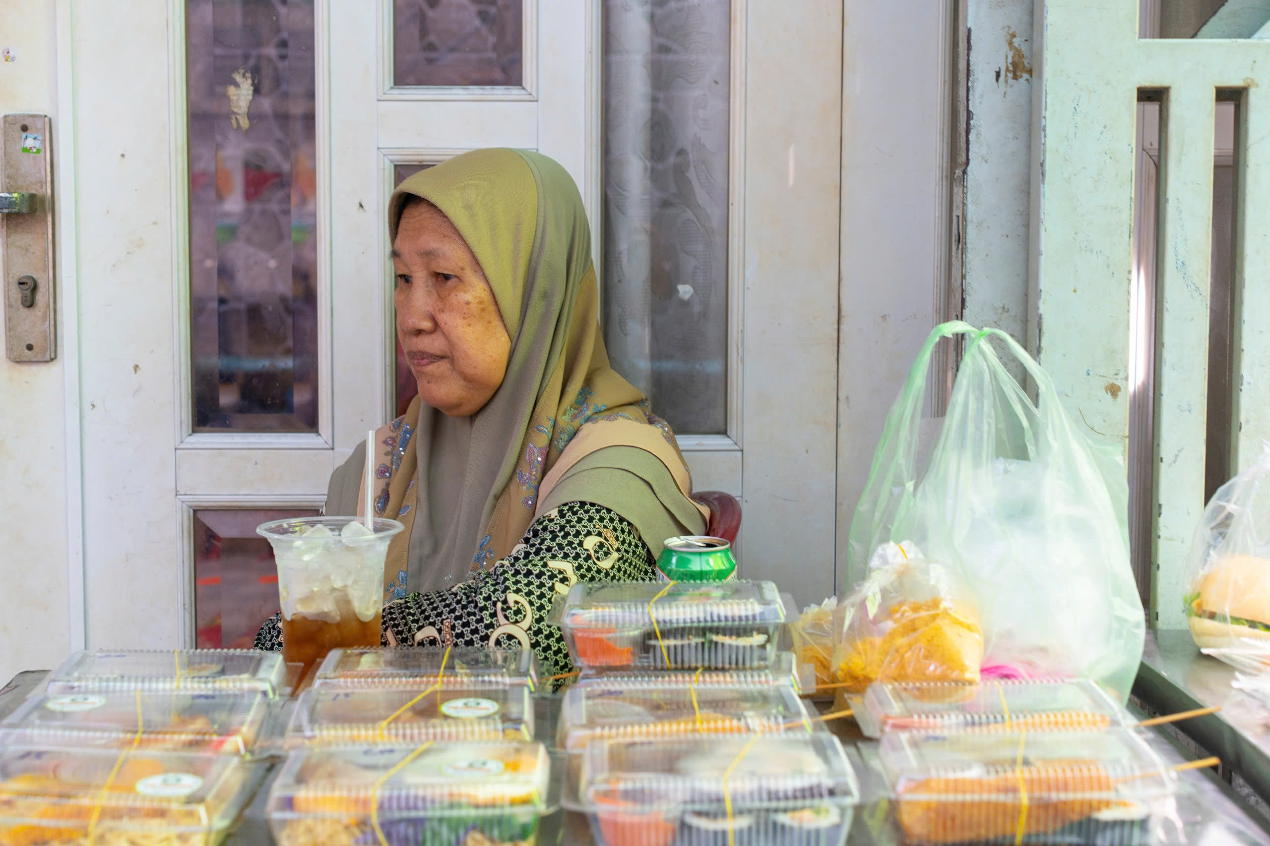 Mùng 2 tết ở hẻm kiêng rượu bia, không ăn thịt heo ở TP.HCM có gì? - Ảnh 1.