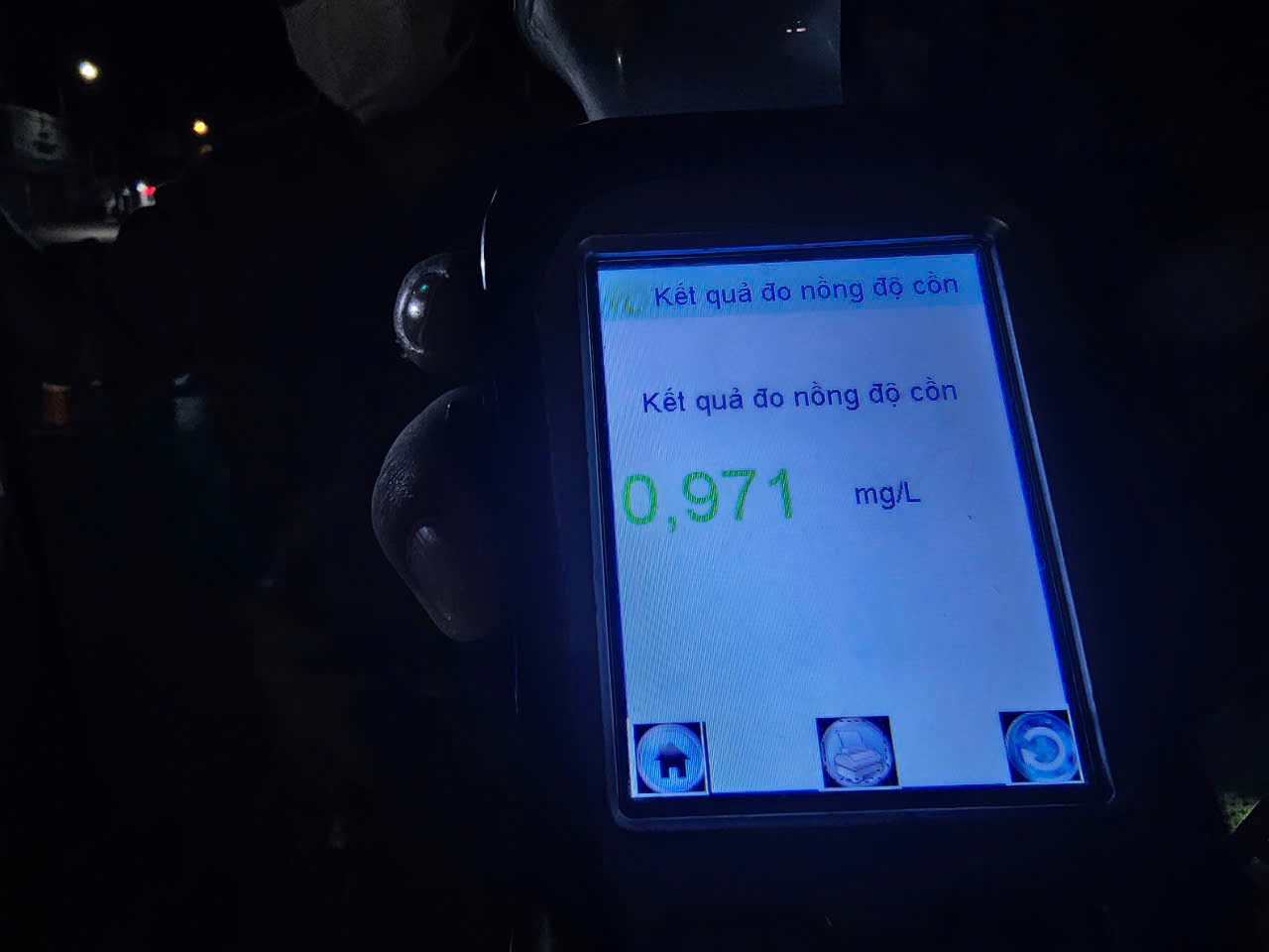 Bị thổi phạt nồng độ cồn, nam thanh niên nói 'không để mất thêm xe'- Ảnh 2. Bị thổi phạt nồng độ cồn, nam thanh niên nói 'không để mất thêm xe'- Ảnh 2.