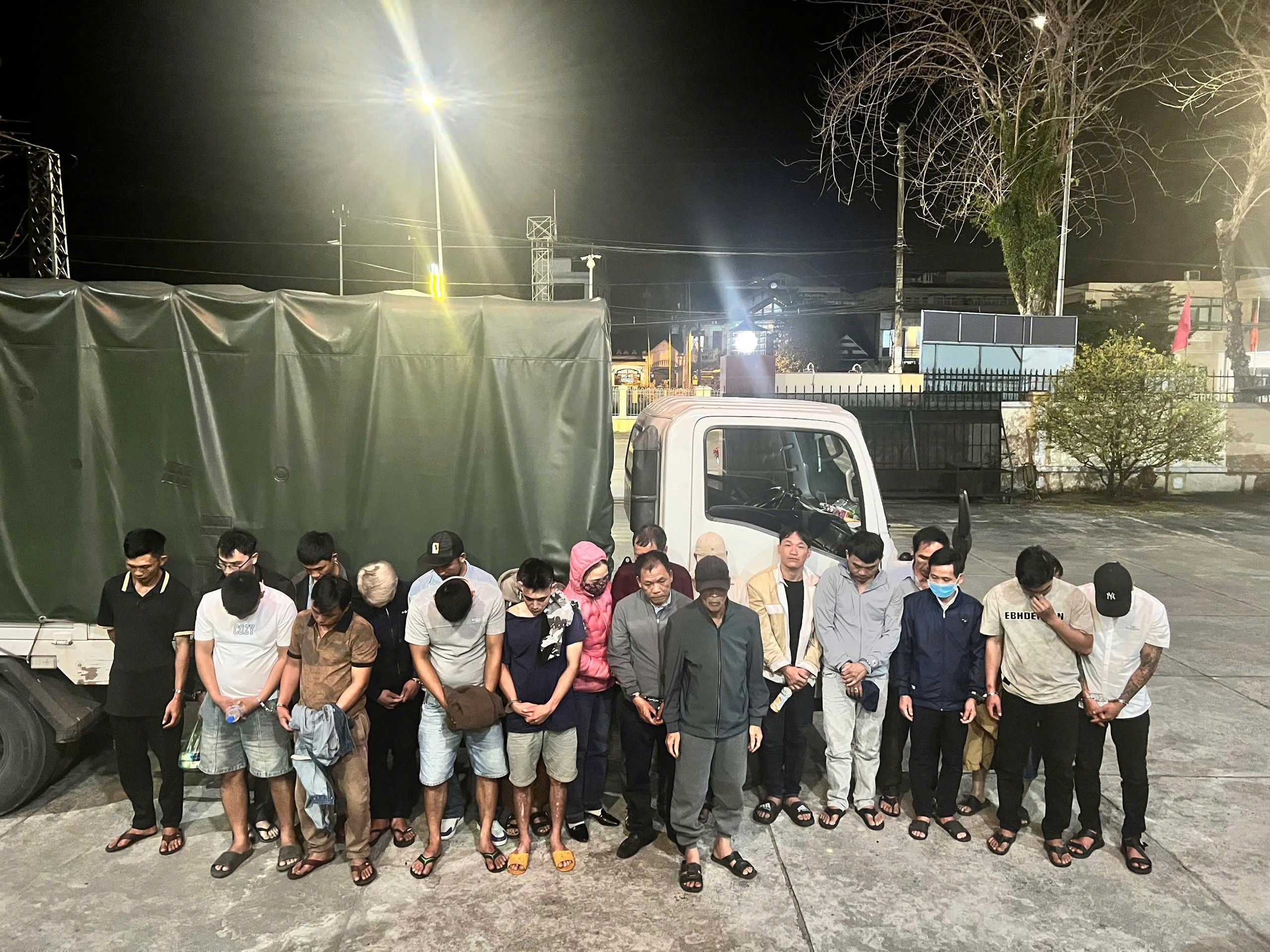 Công an đột kích vụ đánh bạc trong đêm mùng 1 tết, bắt 26 người- Ảnh 2.