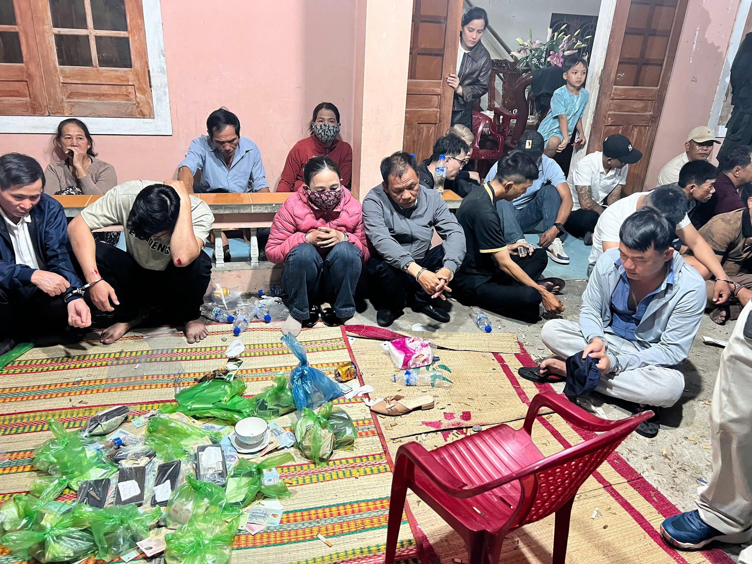 Công an đột kích vụ đánh bạc trong đêm mùng 1 tết, bắt 26 người- Ảnh 1.