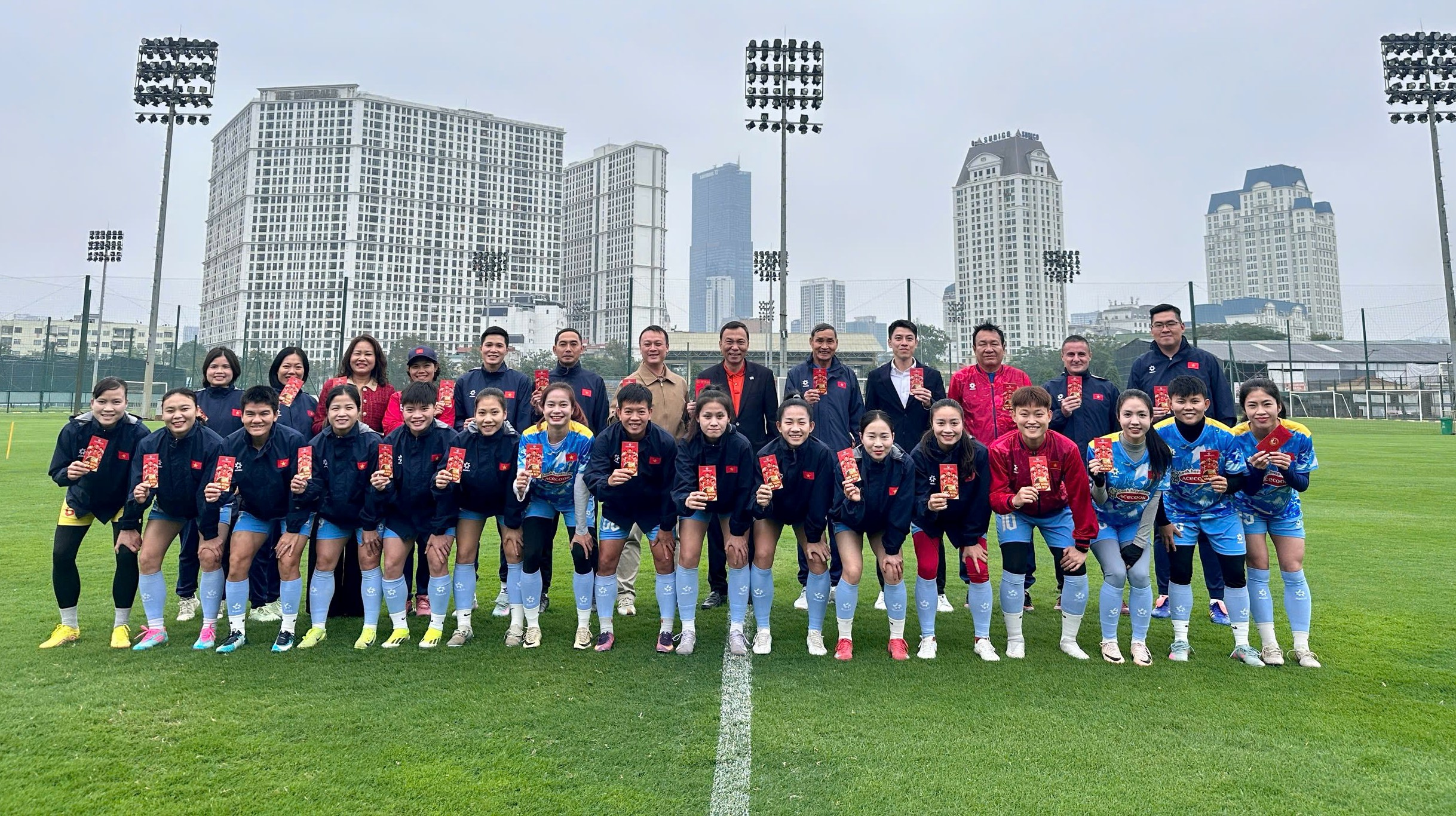 Chủ tịch VFF Trần Quốc Tuấn ‘xông đất’ đội tuyển nữ Việt Nam, HLV Mai Đức Chung nói lời cảm động- Ảnh 1.