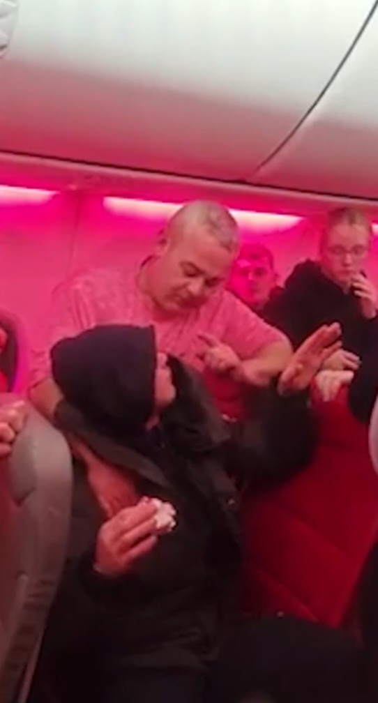 Hành khách đánh nhau hỗn loạn, máy bay hạ cánh khẩn cấp - Ảnh 2.